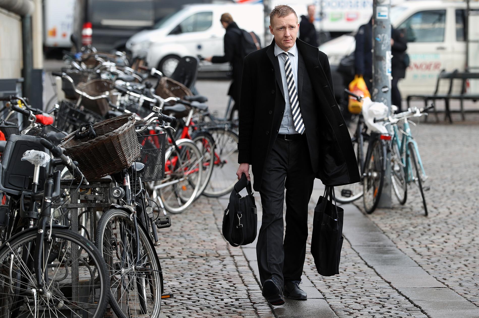 Åklagare Jakob Buch-Jepsen anländer till Köpenhamns byret när rättegången mot den mordmisstänkte Peter Madsen fortsätter under onsdagen.
