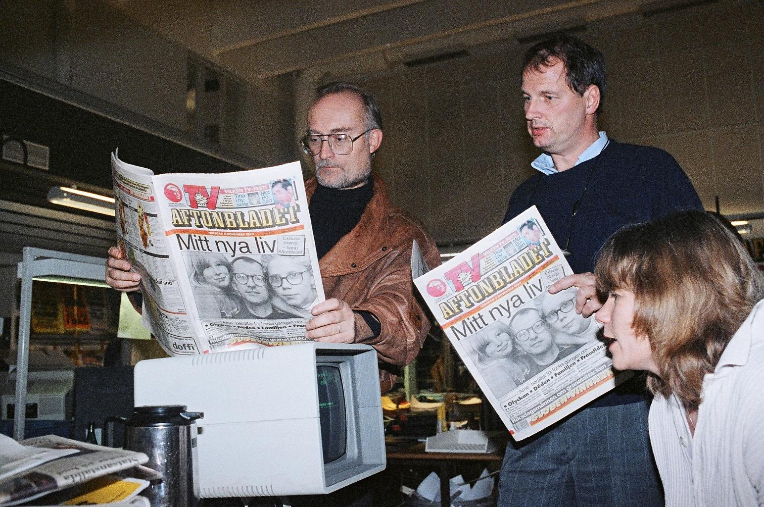 1989 Sista Aftonbladet som producerades i Klara studeras av nyhetschefen Kalle Jungkvist, nattchefen Per Björnör och morgonchefen Anna Wästberg.