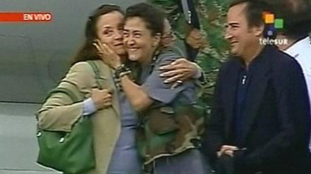 Ingrid Betancourt får en lång kram av sin mor.