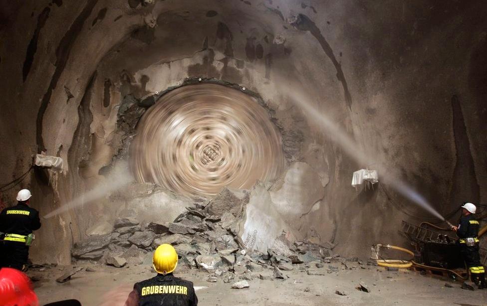 Under fredagen borrade de sig igenom de sista två meterna i tunnelprojektet som kommer att kosta ungefär 67,6 miljarder kronor.