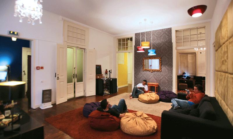 Bästa vandrarhemmet Lounge på Travellers House i Lissabon. Vandrarhemmet har utsetts till världens bästa av Hostelworld.com.