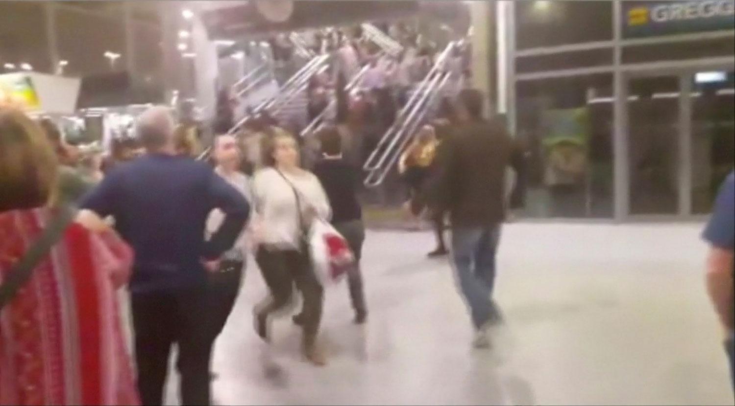 Konsertbesökare flyr från Manchester Arena efter kraftiga explosionen.