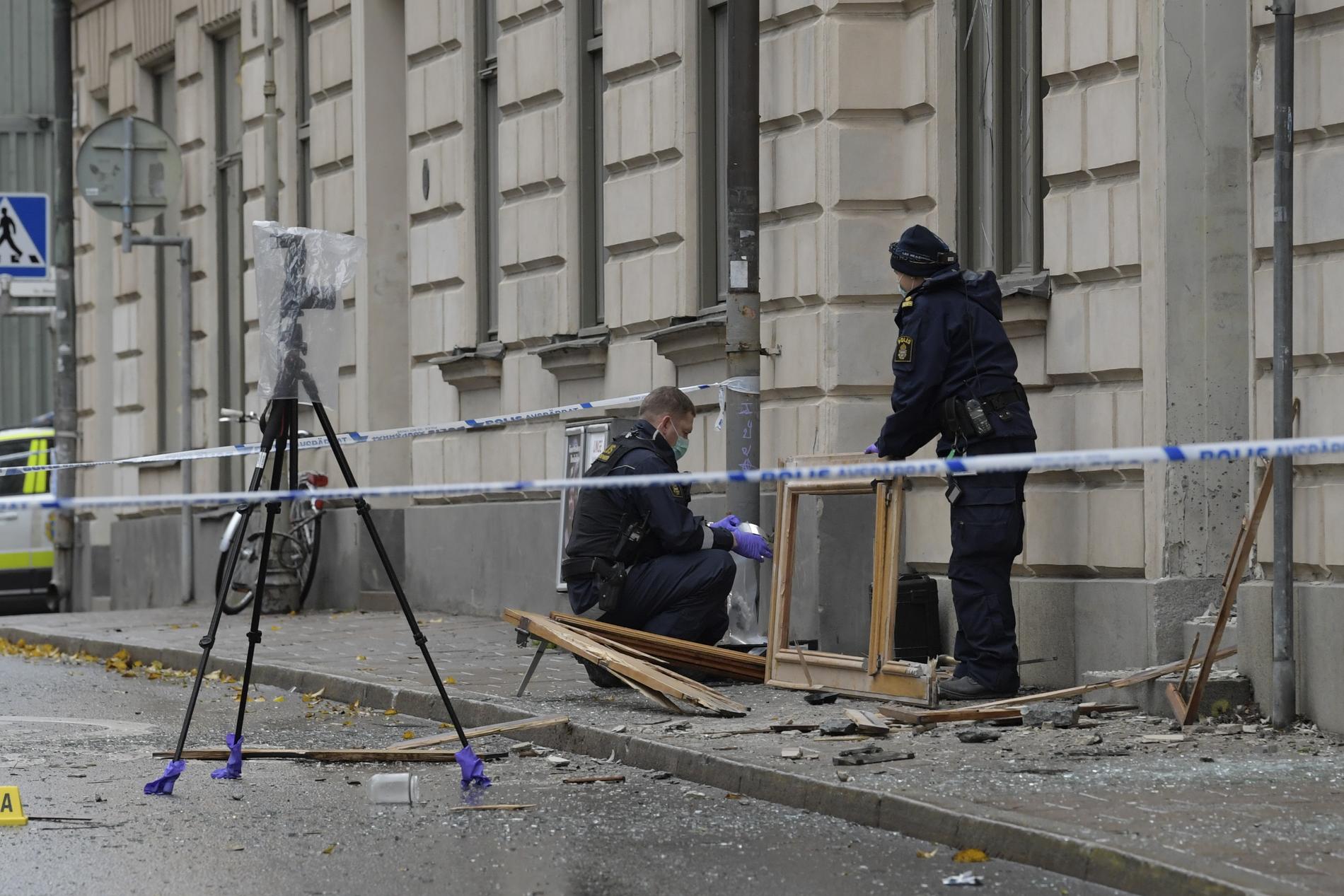 Polisens tekniker undersöker platsen där en detonation inträffade i natt.