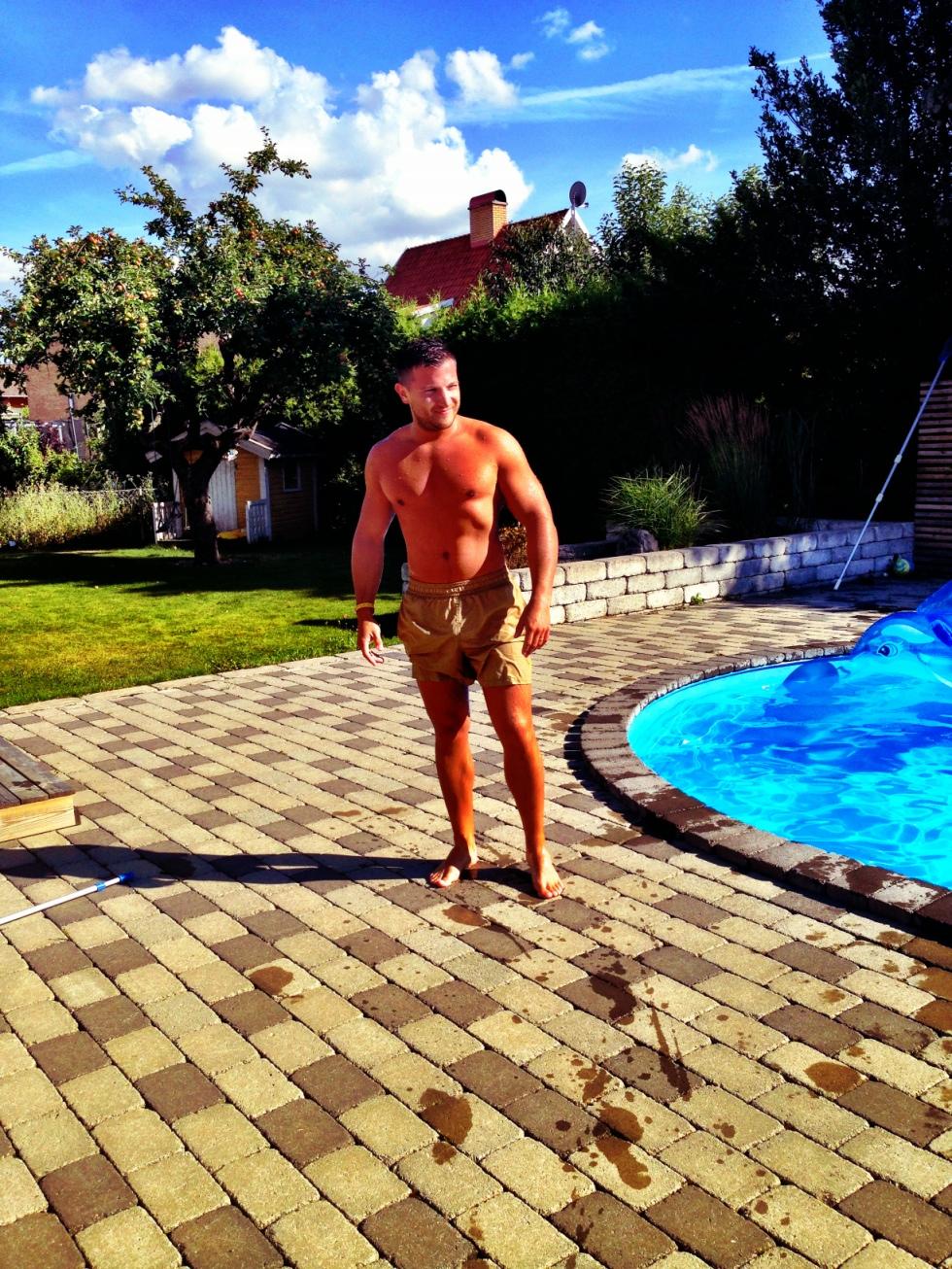 Björn Montnémery har svalkats i poolen i nästan 30 graders värme i solen!