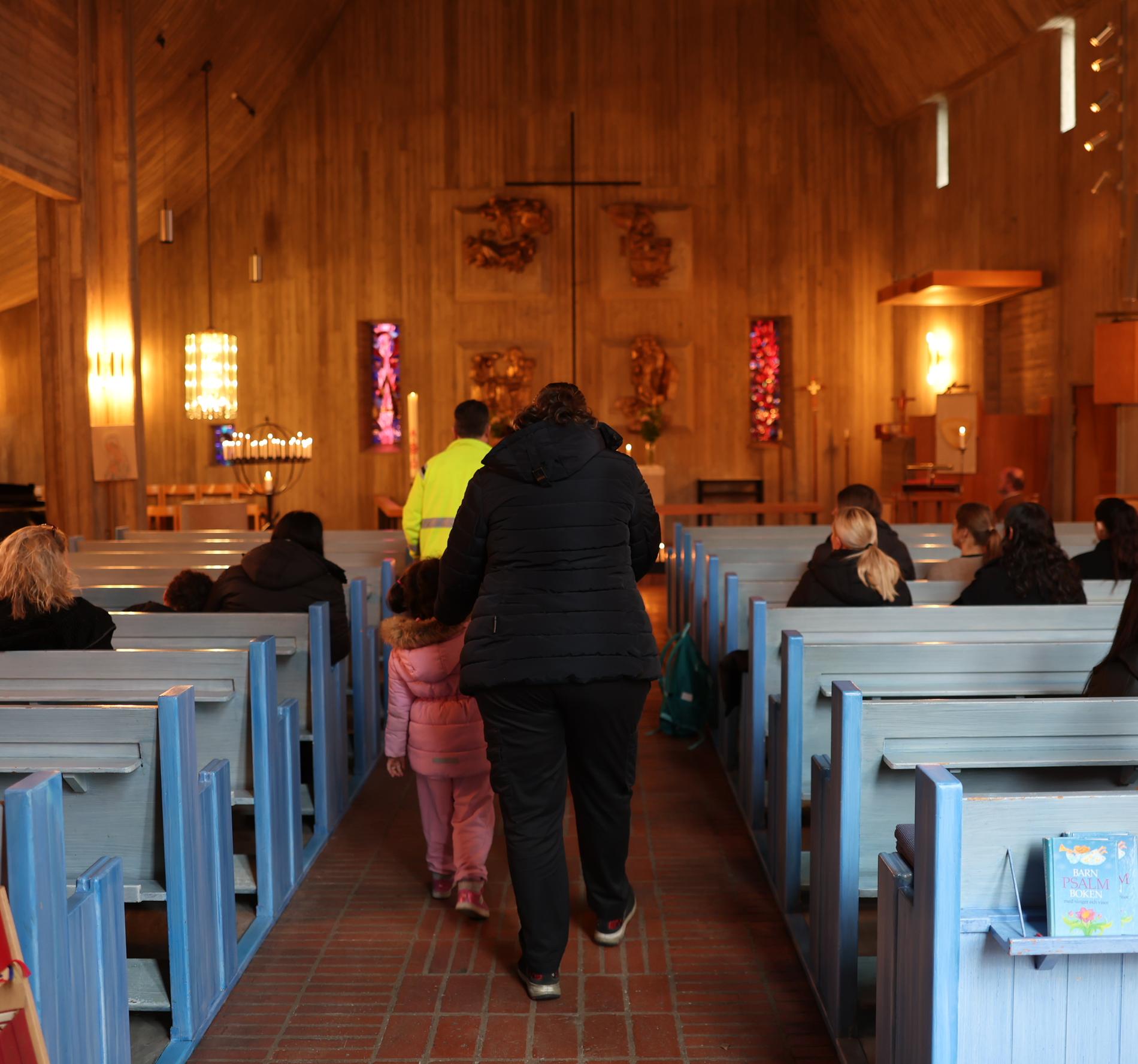I kyrkan i Södertälje hölls minnesstunden för de två barnen som hittades döda under tisdagen.