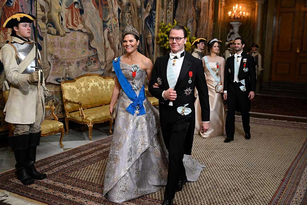 Även kronprinsessan Victoria återanvänder en klänning. Den silverskimrande klänningen är skapad av lycocell och ekologiskt siden och hon bar den på Nobelfesten 2016. Då som nu bär hon ståldiademet. 