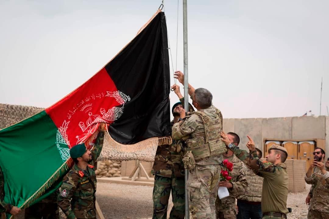 Den afghanska flaggan hissas i samband med att USA lämnade över till afghanska styrkor i maj. 