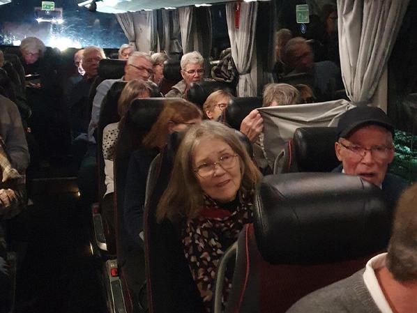 50 pensionärer fast på buss på E20: Vi kräver action