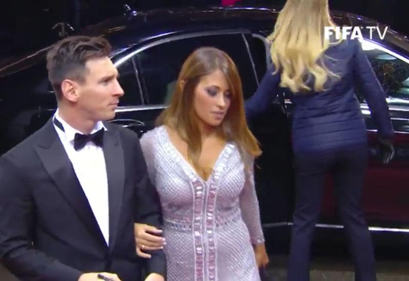 Messi anländer med sin flickvän.