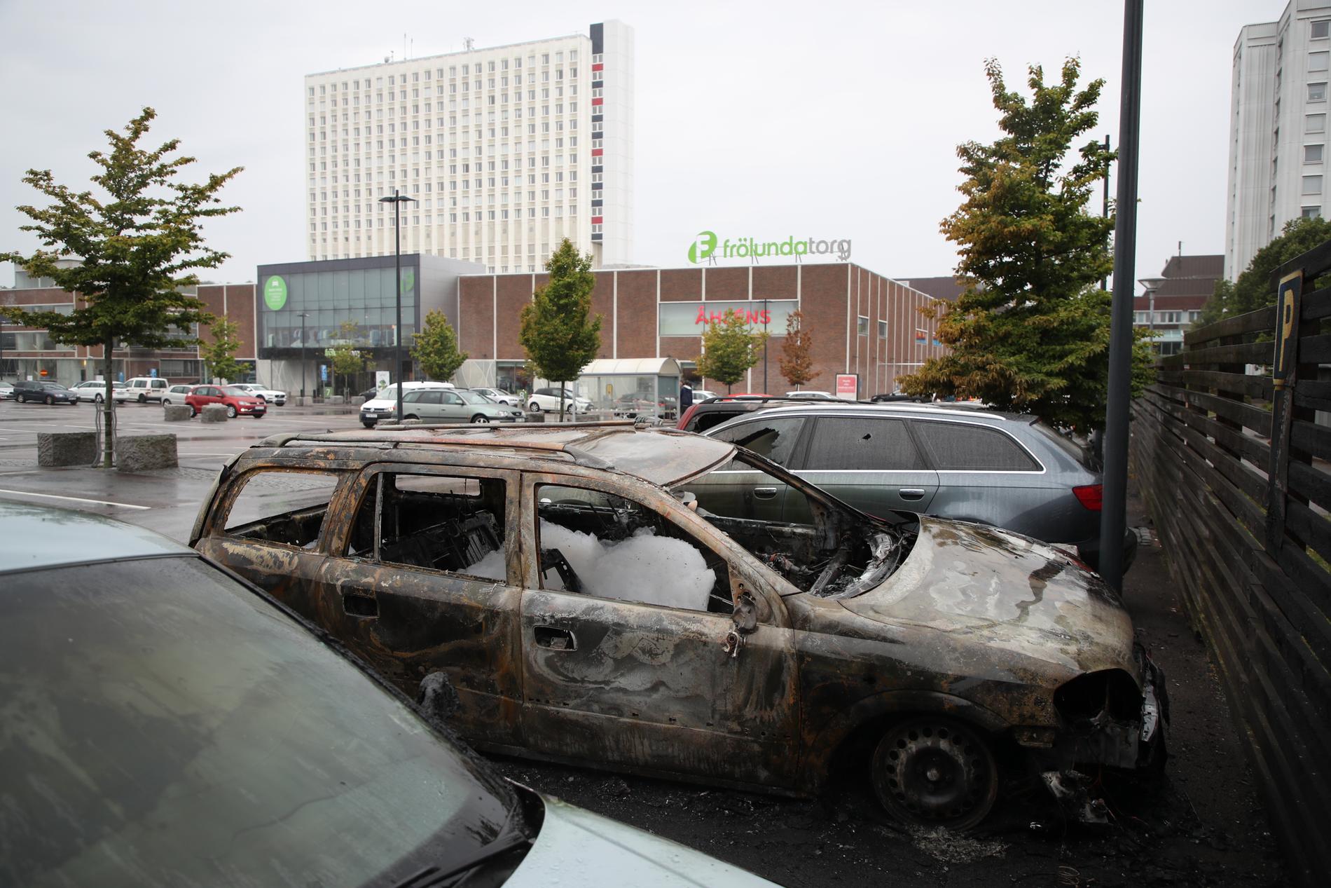 Bilbränder släcktes på 20 platser i Göteborg. Här syns förstörda bilar vid Frölunda torg.
