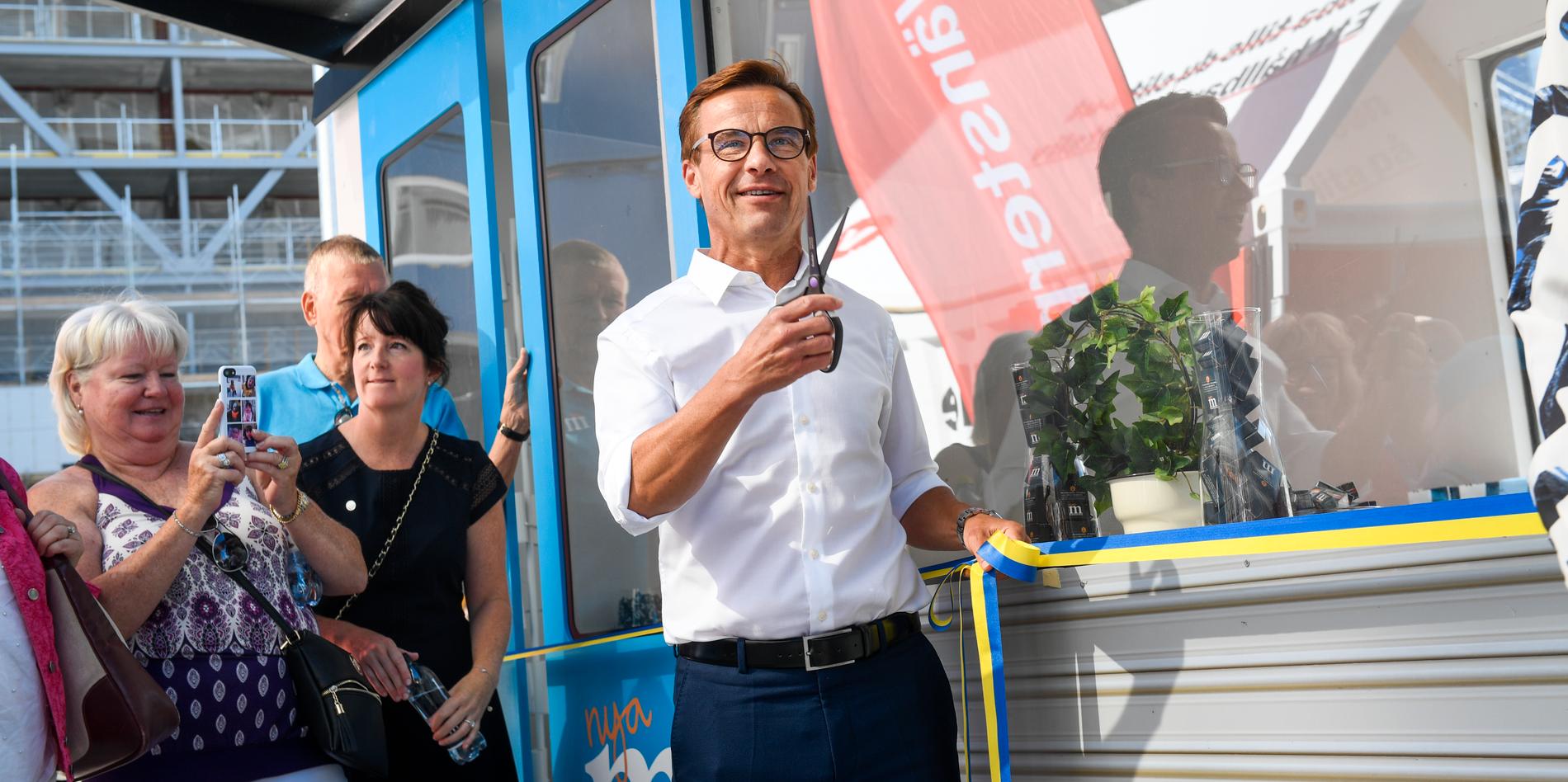 Moderaternas partiledare Ulf Kristersson inviger partiets nationella valstuga, i form av ett tunnelbanetåg med destinationsnamn Framtiden.