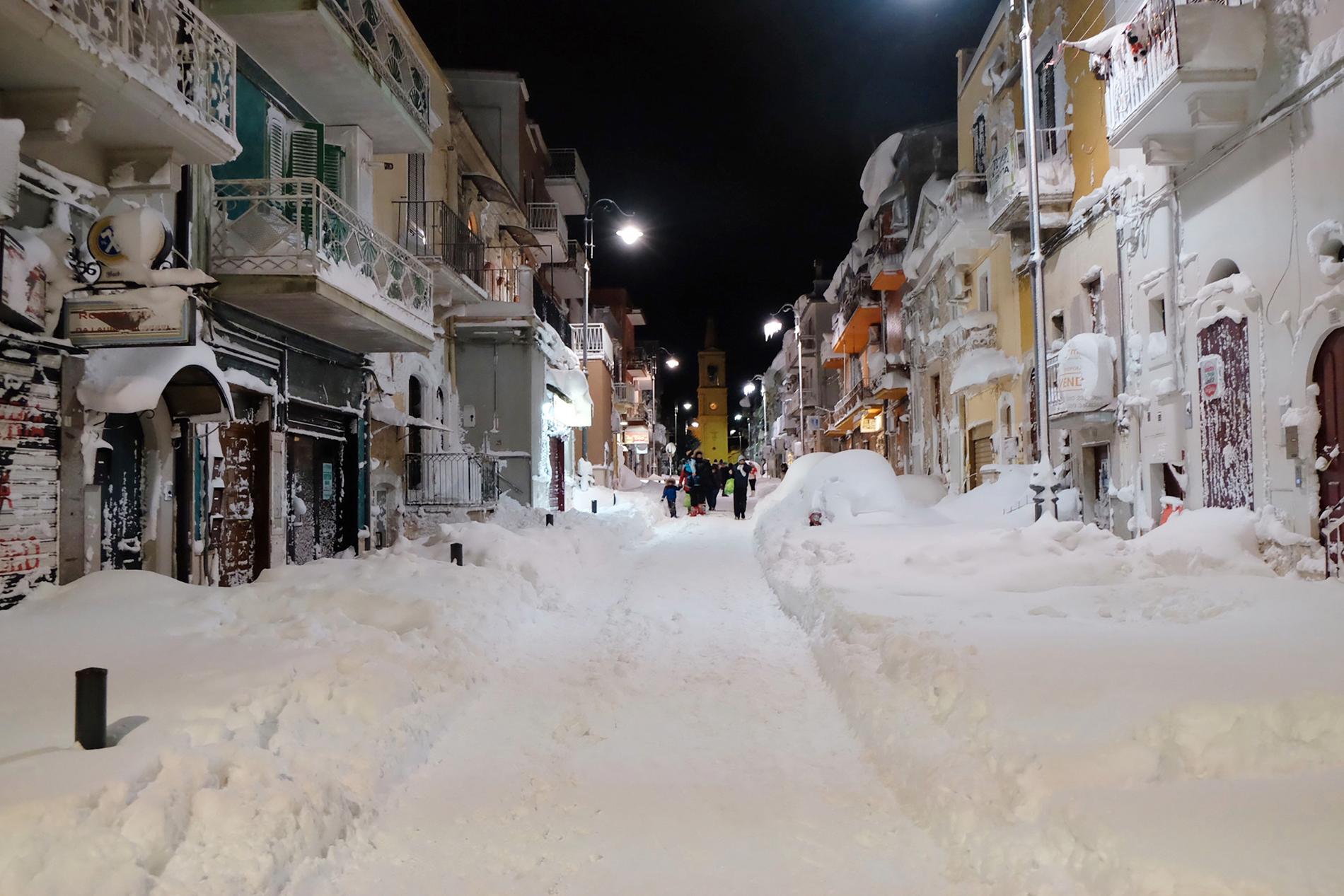Stora mängder snö i i södra Italien nära Bari.