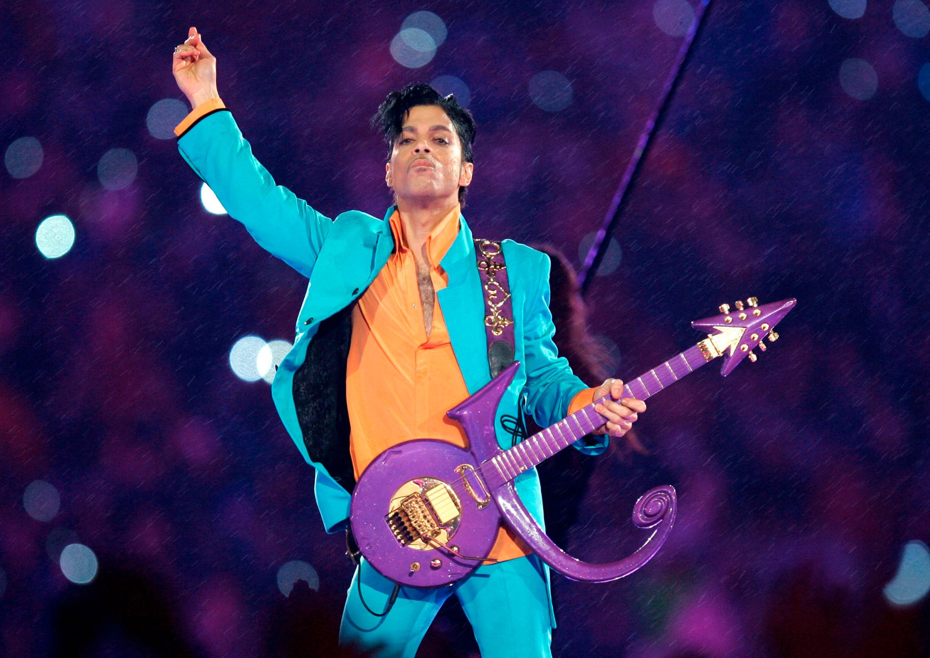 Prince klassiska uppträdande på Super Bowls halvtidsshow 2007. Hans postuma album "Welcome 2 America" släpptes i helgen och hyllas nu av kritiker. Arkivbild.
