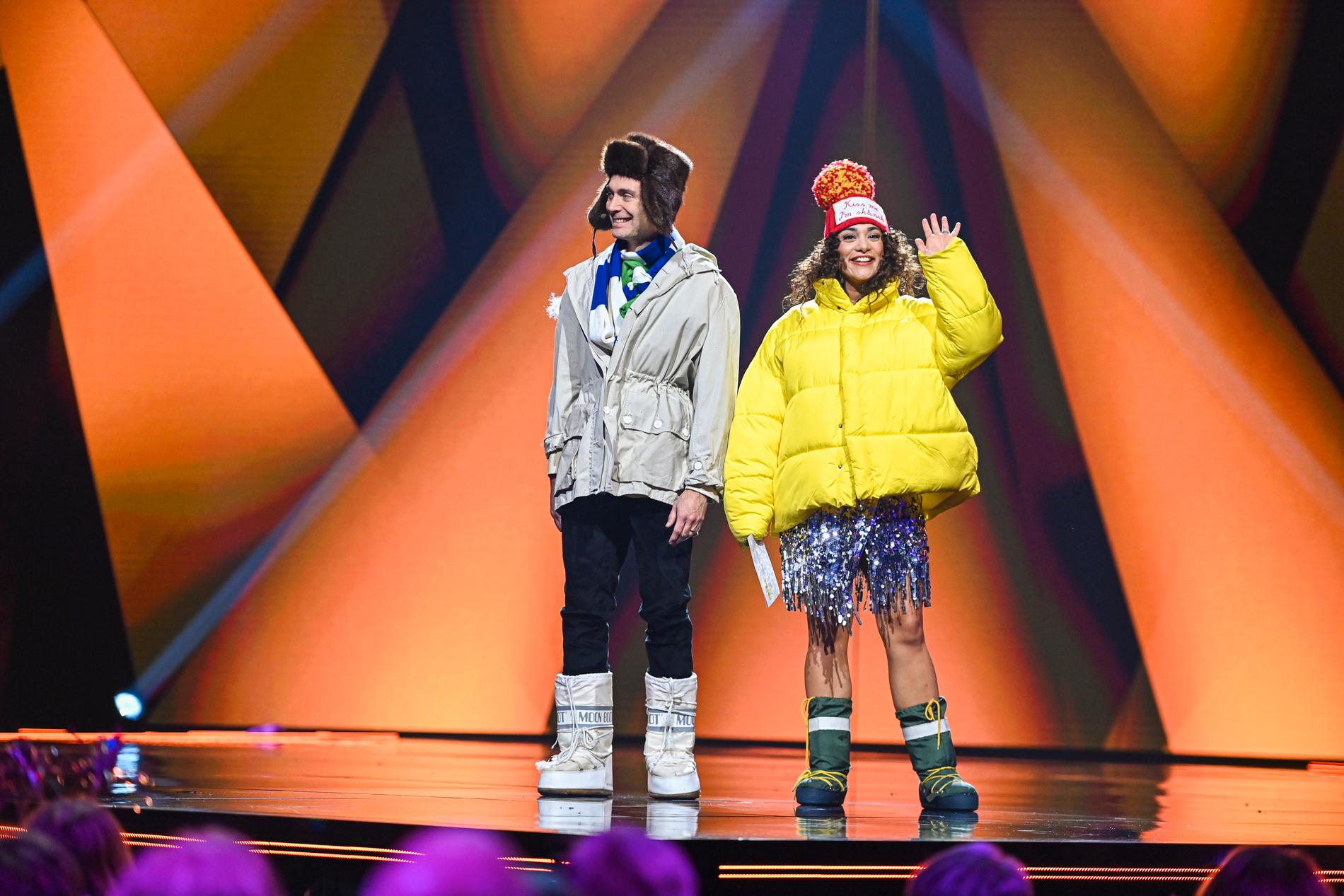 Programledarna Jesper Rönndahl och Farah Abadi under Melodifestivalen 2023.