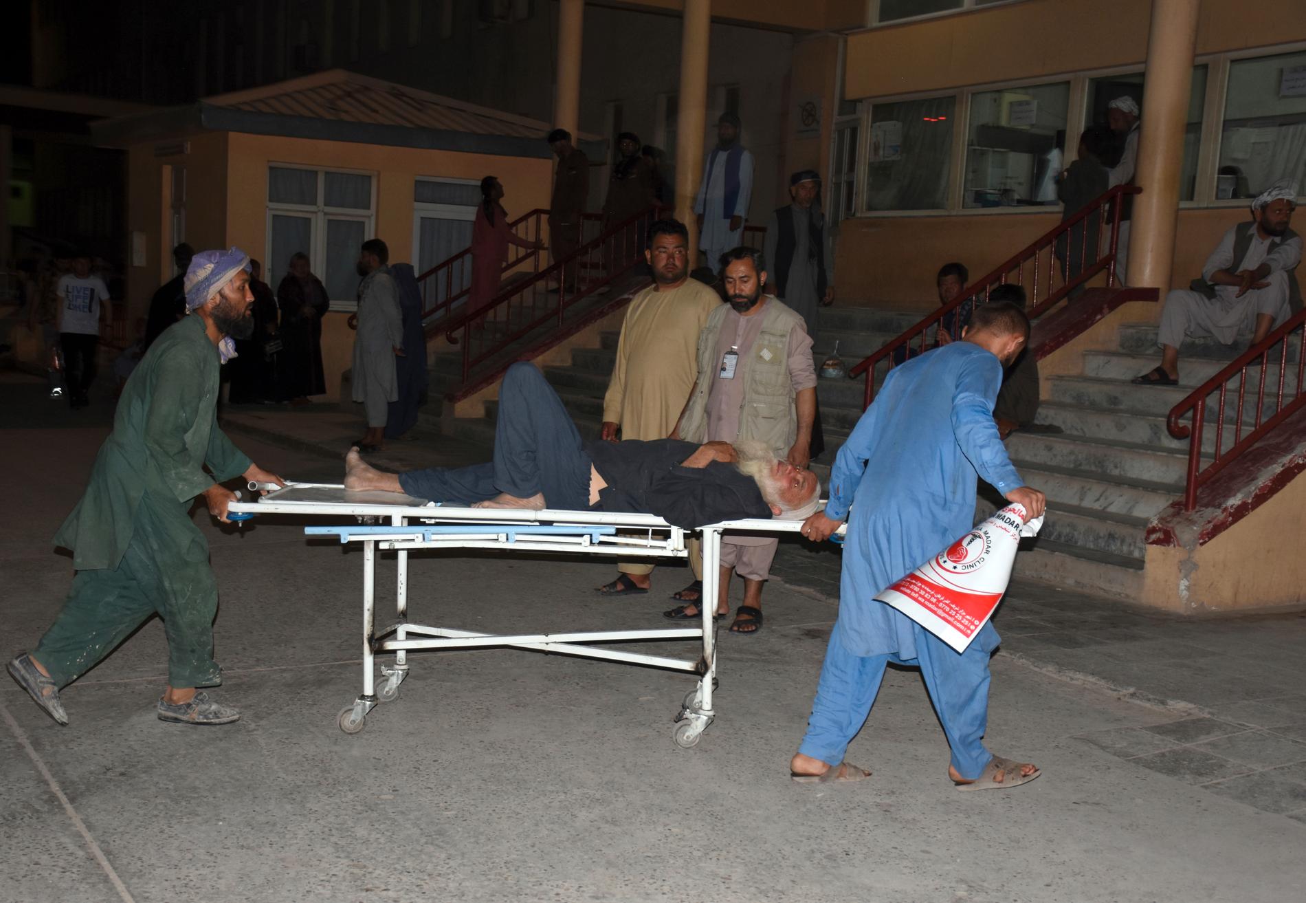 En skadad man förs till vård efter bombdådet i Mazar-e-Sharif i norra Afghanistan.