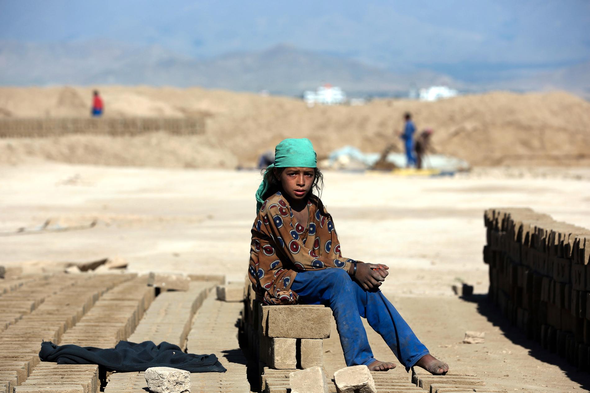 Amina, nio år, söker arbete på en tegelfabrik utanför Kabul. Tusentals barn i Afghanistan tvingas arbeta.