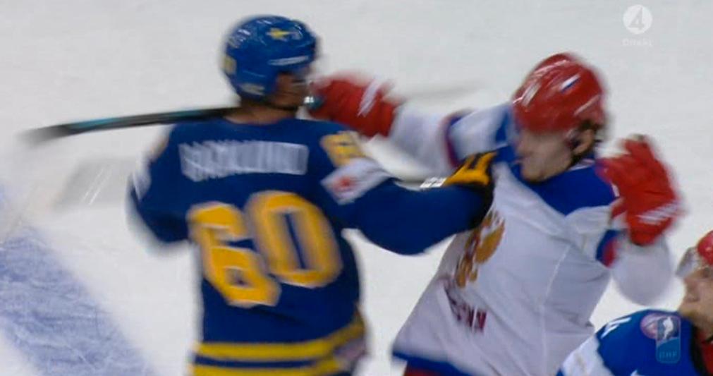 I slutminuterna blev det grinigt och Backlund sänkte en rysk spelare med en arm. FOTO: TV4