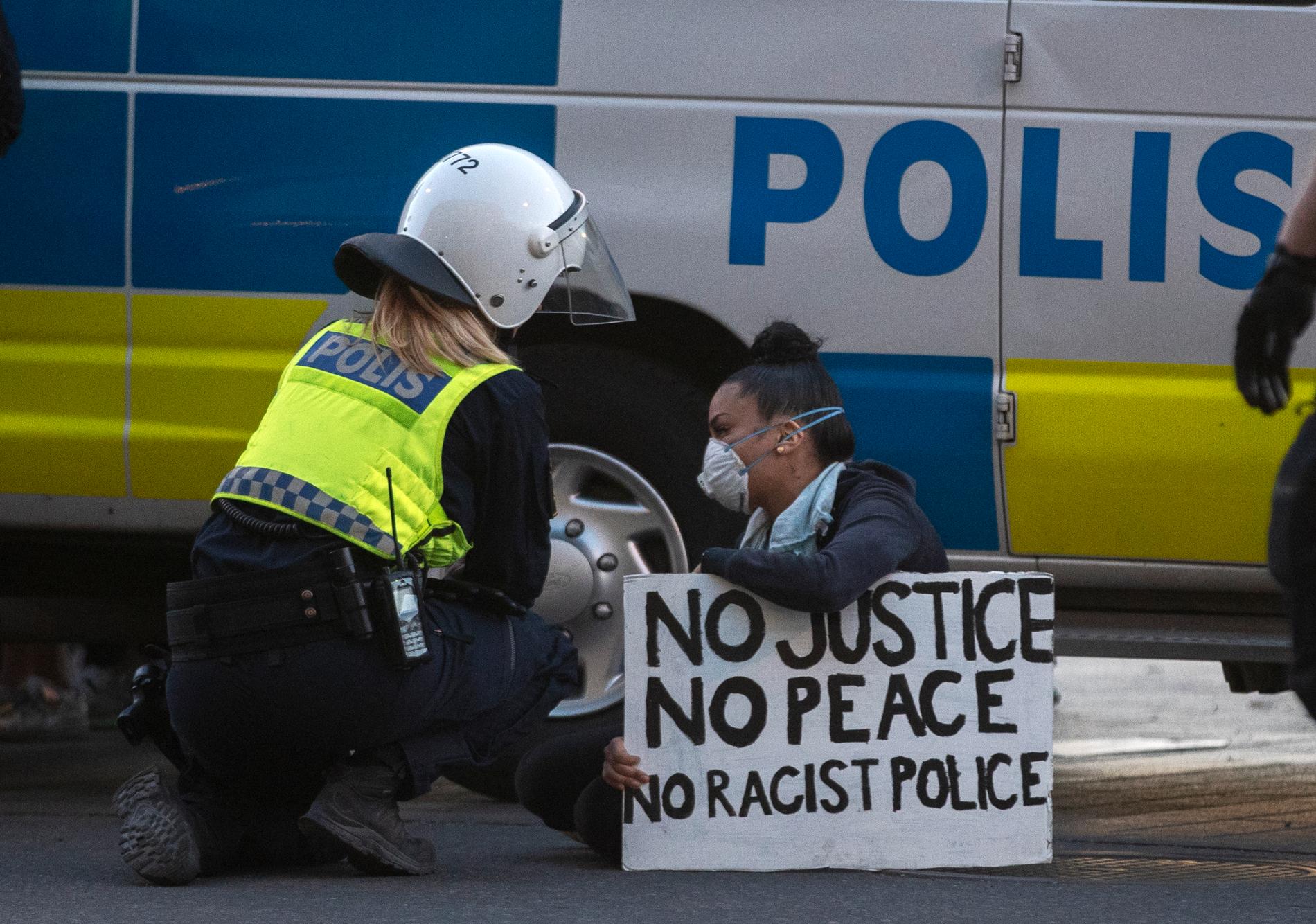 Arrangörerna protesterar mot rasismen och polisen.