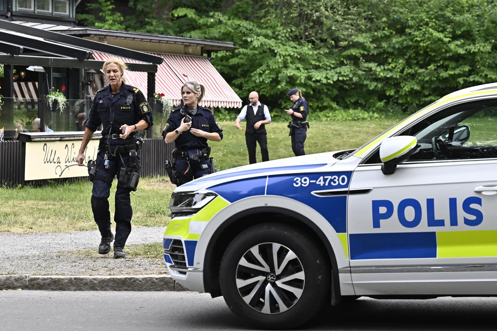 Polis på plats efter att flera hästar skenade på Djurgården i Stockholm den 17 juni. De skenande hästarna skadade flera personer, och en man som ansvarade för djuren åtalas nu.