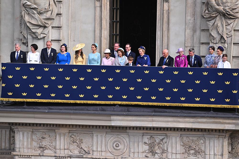 På slottets balkong samlades hela kungafamiljen och de utländska statscheferna med respektive. Där stod även kronprins Frederik och kronprinsessan Mary. 
