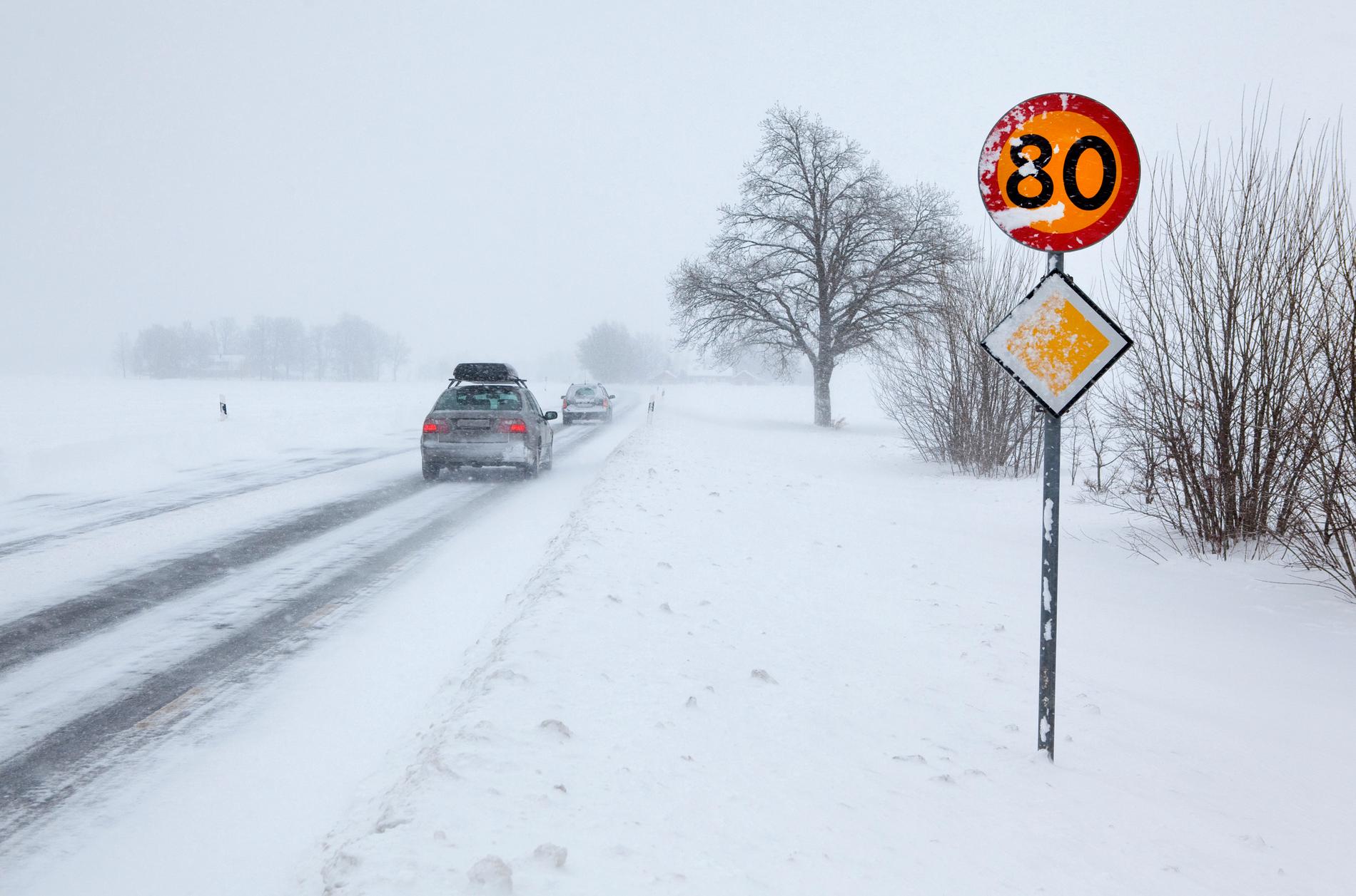 Tänk på att hålla avstånden och ha med dig rätt utrustning i bilen om du ger dig ut på vintervägarna.