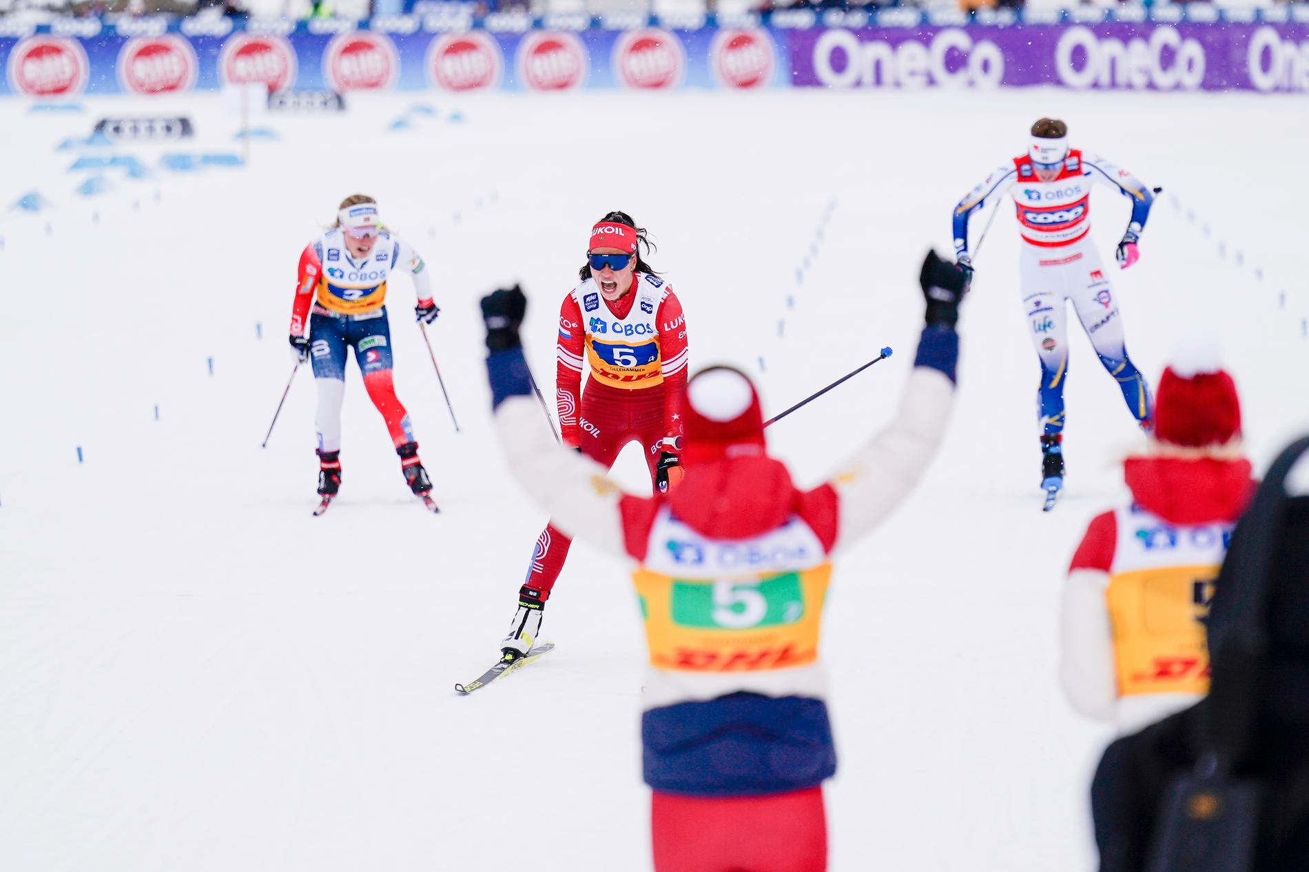 Veronika Stepanova, i mitten, ordnade rysk seger i damstafetten i Lillehammer. Moa Olsson, till höger, såg till att Sverige blev tvåa.