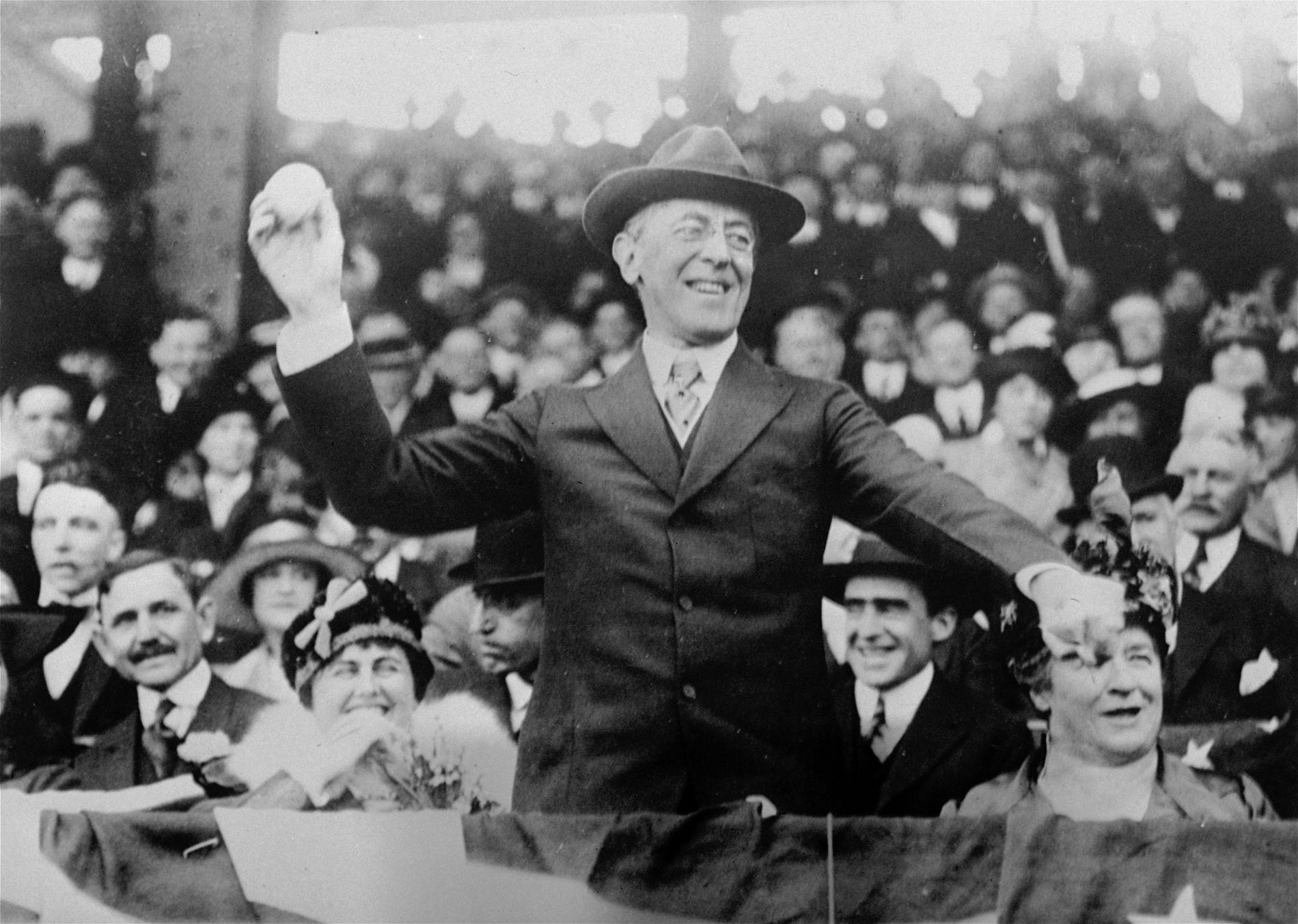 USA:s dåvarande president Woodrow Wilson fick Nobels fredspris för sin insats under fredsförhandlingarna i Paris 1919. Bilden är från en basebollmatch i Washington 1916. Arkivbild.