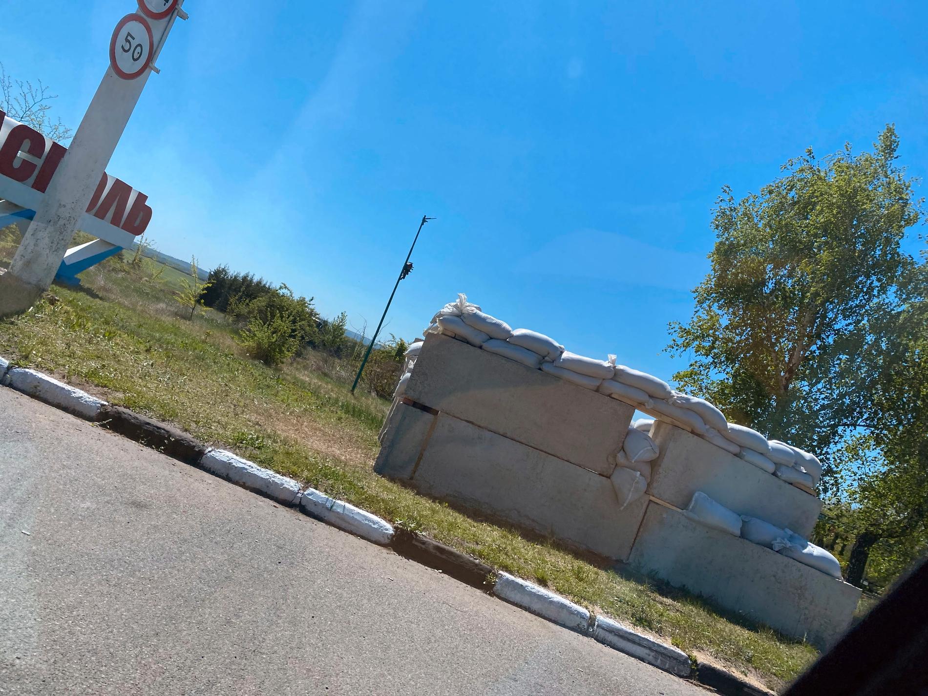 Vaktpost med sandsäckar och betongklumpar för att skydda militär eller polis mot attacker - vid infarten till Tiraspol.