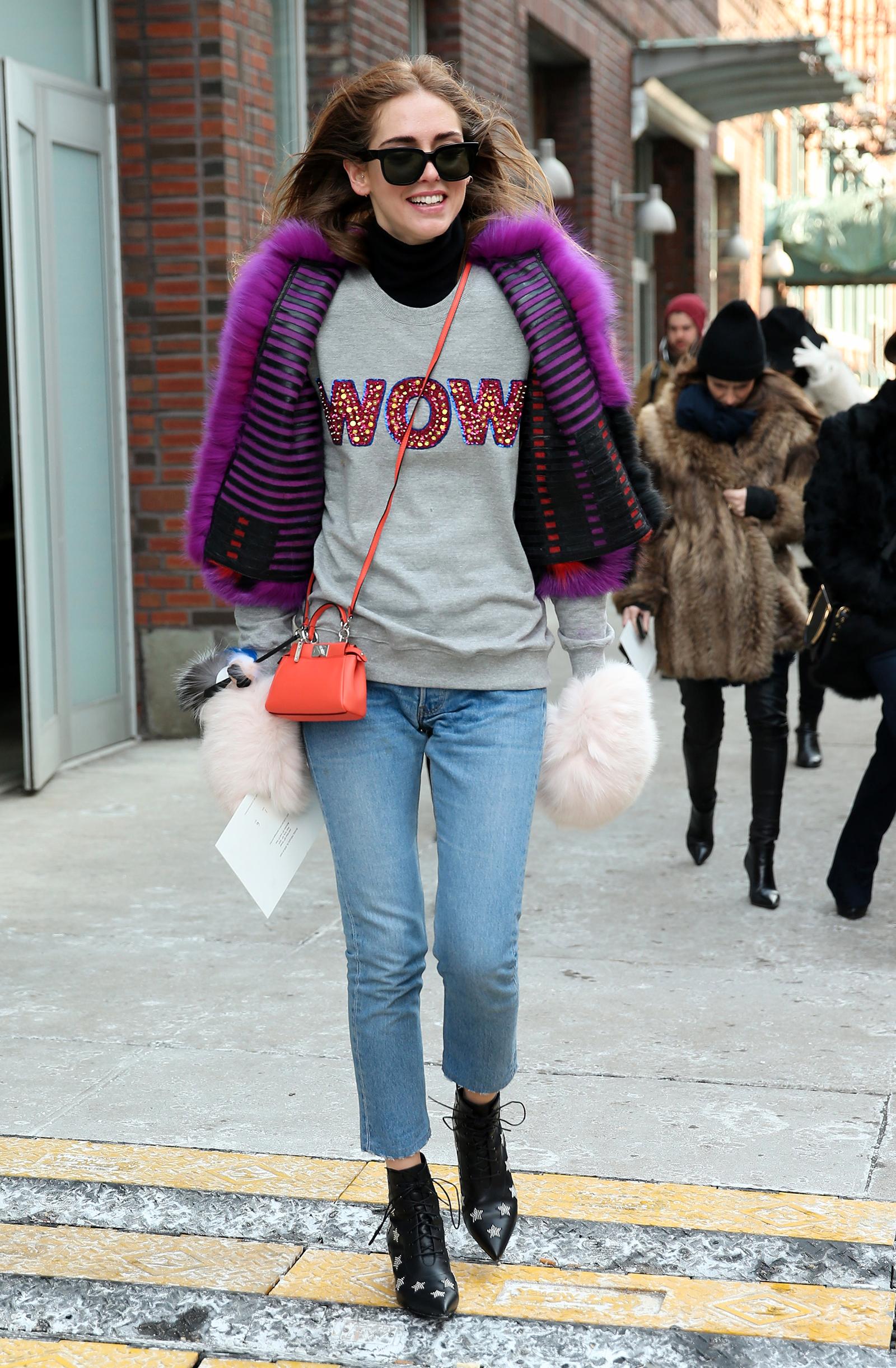 Chiara Ferragni Bloggaren Chiara Ferragni i en kul och färgglad outfit som minsann stack ut på New Yorks gator.
