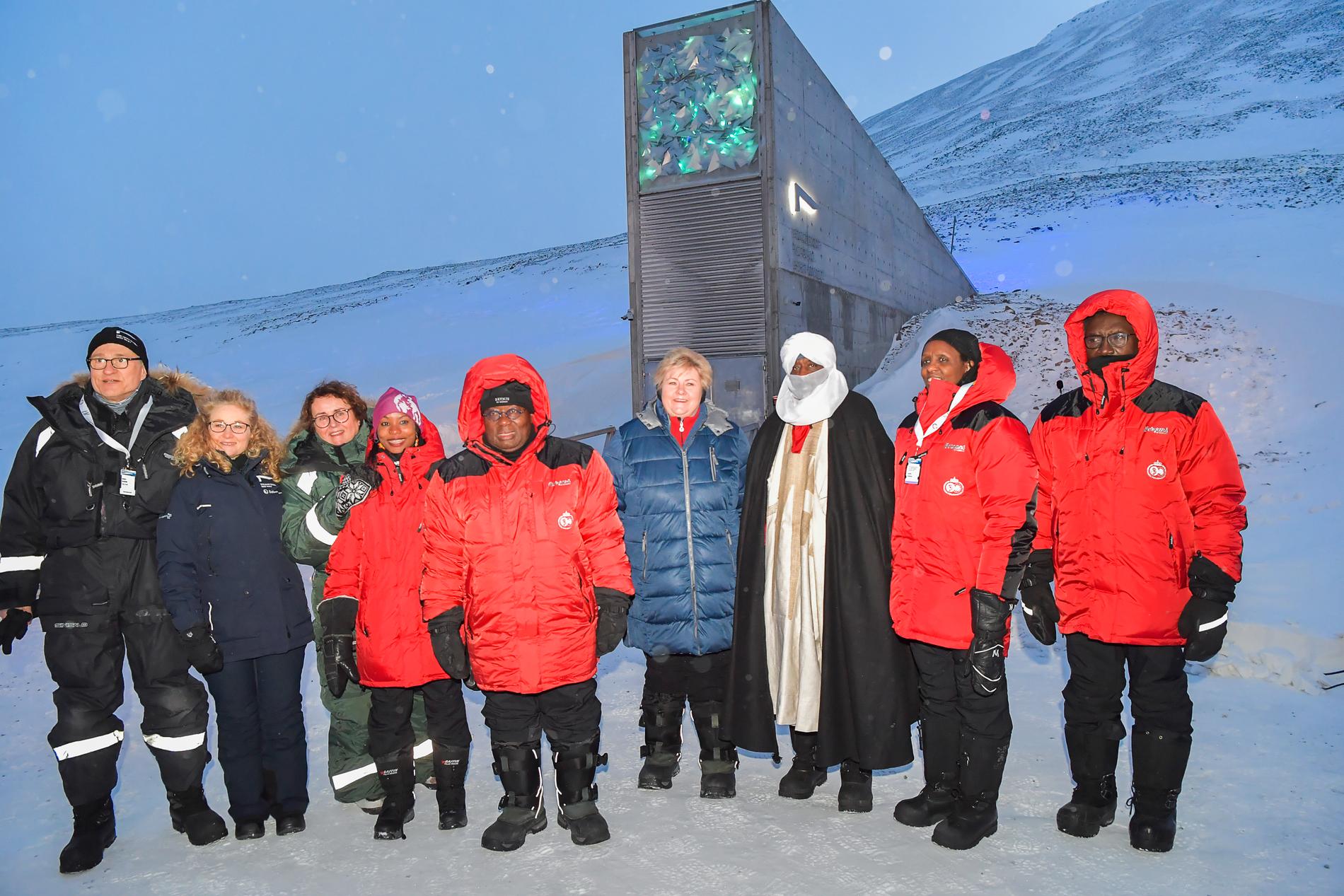 Norges statsminister Erna Solberg med bland andra Ghanas president Nana Akufu-Addo till vänster samt andra representanter från SDG-gruppen som jobbar för FN:s globala mål för hållbar utveckling vid tisdagskvällens frödeponeringsceremoni vid Svalbards globala frövalv i Longyearbyen.