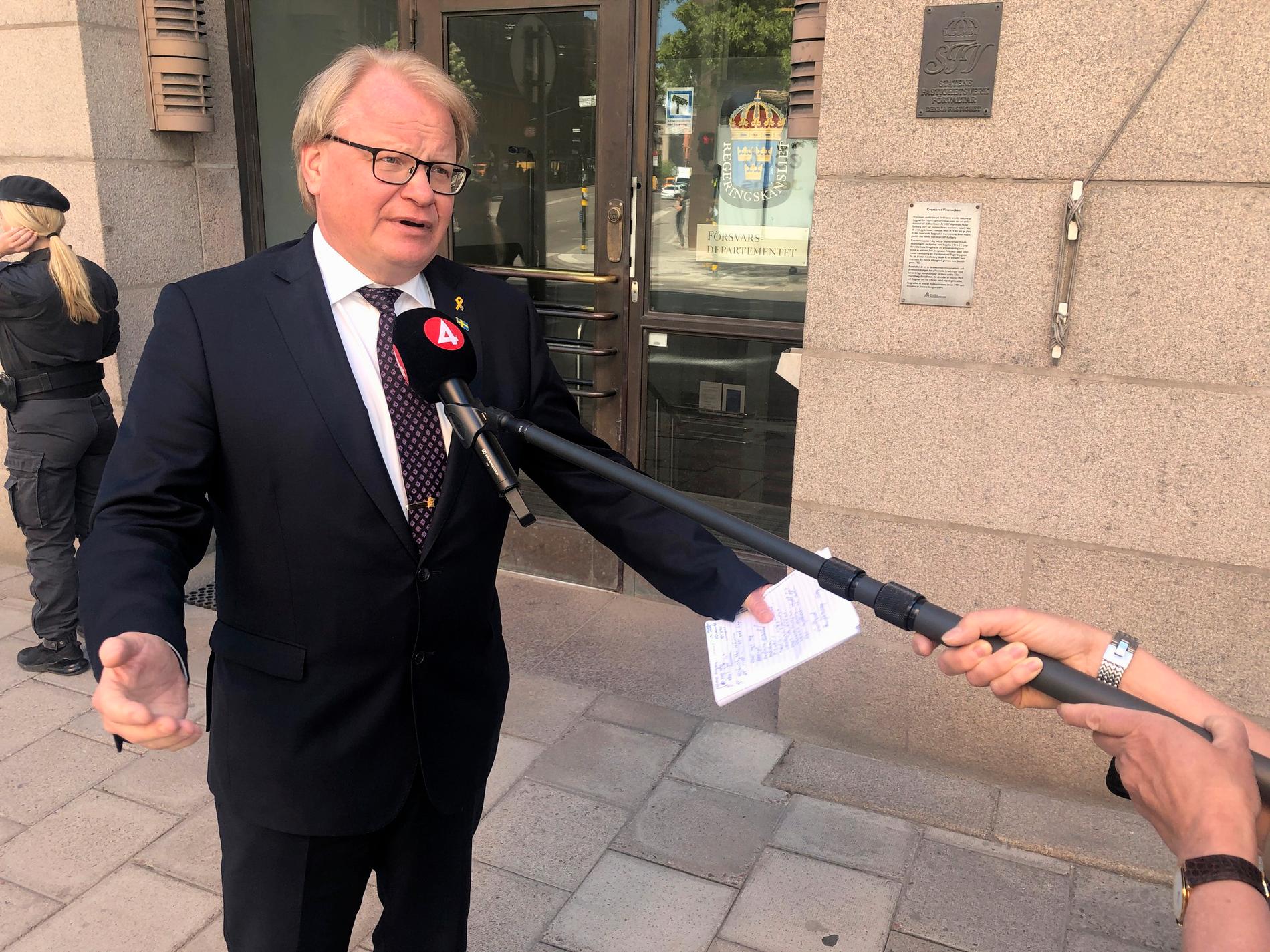 Försvarsminister Peter Hultqvist (S) utanför försvarsdepartementet efter förhandlingarnas sammanbrott.
