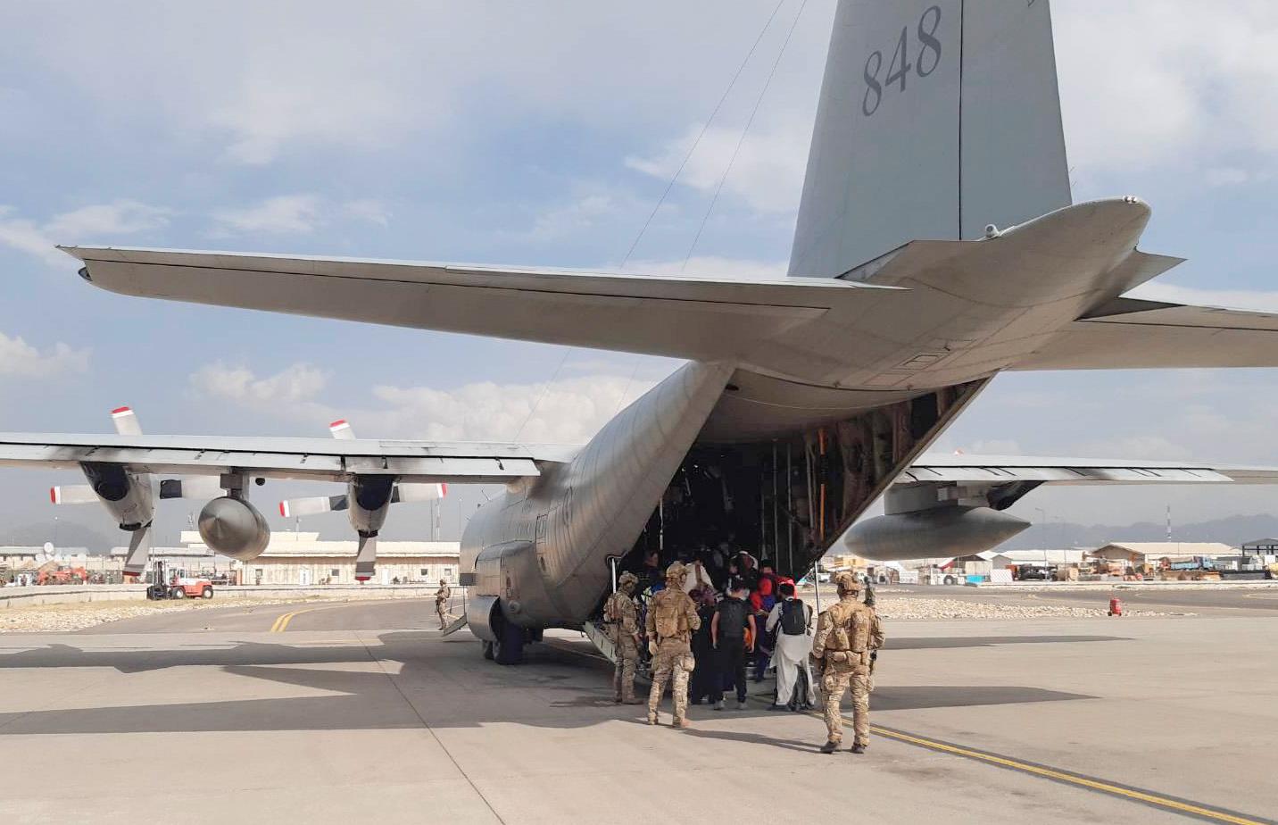 Sverige evakuerar nödställda i Kabul.