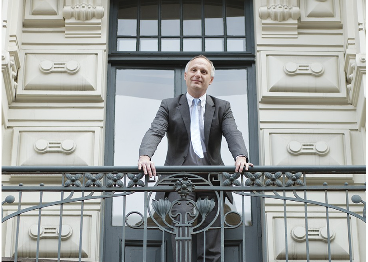 Anders Paalzow är rektor för Stockholms Handelshögskola i Riga sedan 1999. 