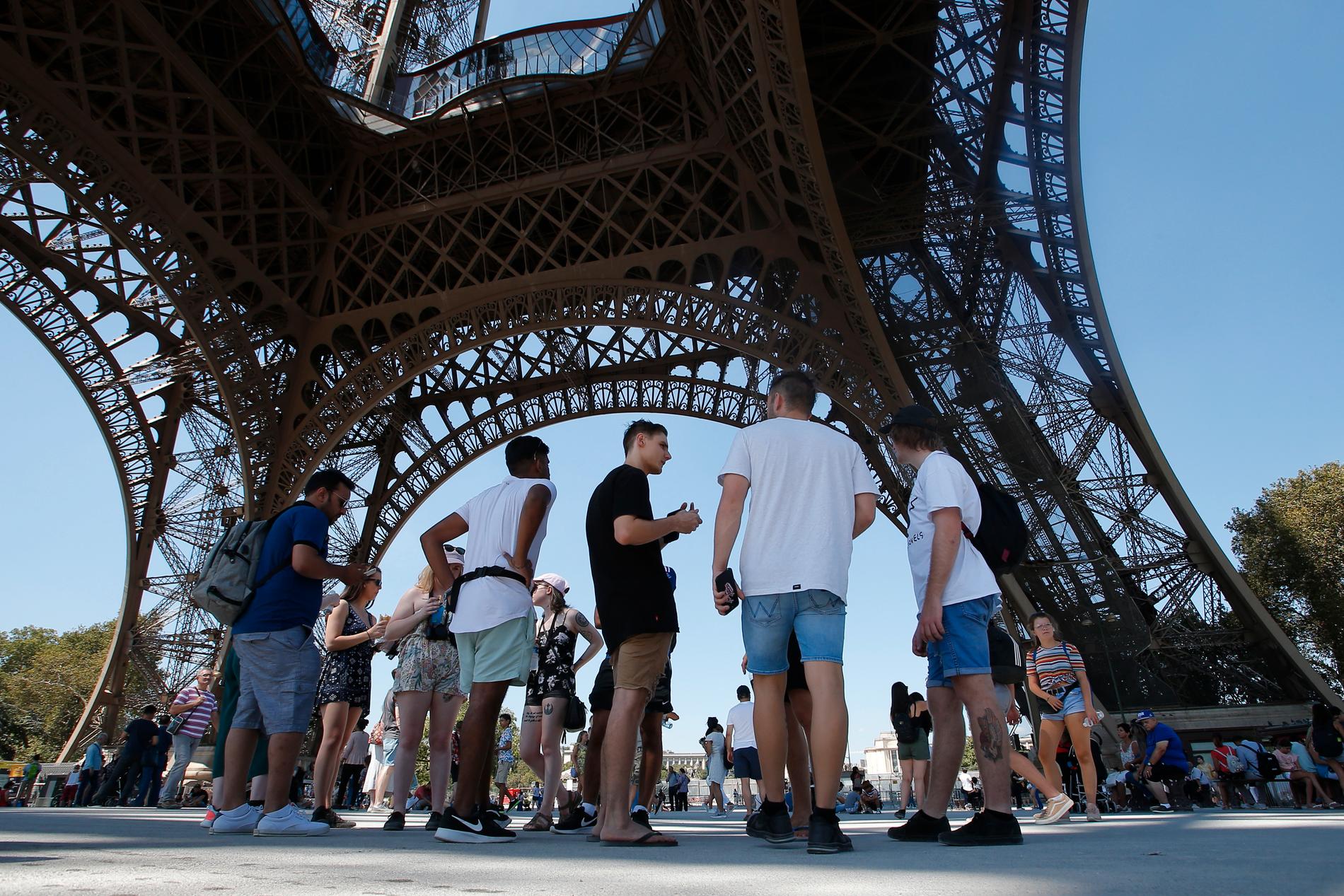 Turister vid Eiffeltornet. Arkivbild.