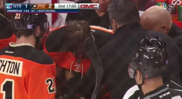 Plötsligt larmar spelarna från Flyers-båset och matchen blåses av.