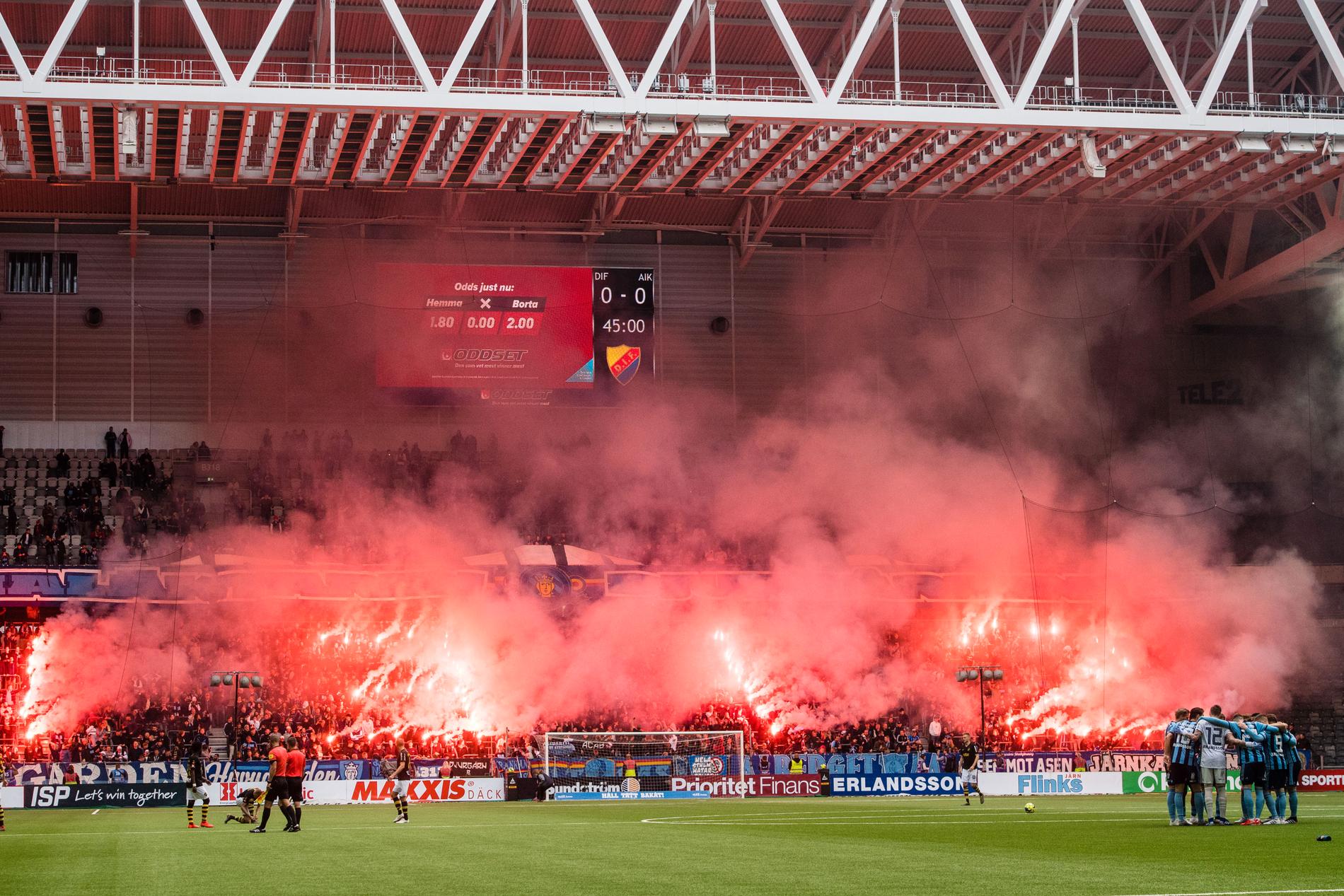 Djurgårdens fans protesterar mot polisen under derbyt mot AIK i fjol.