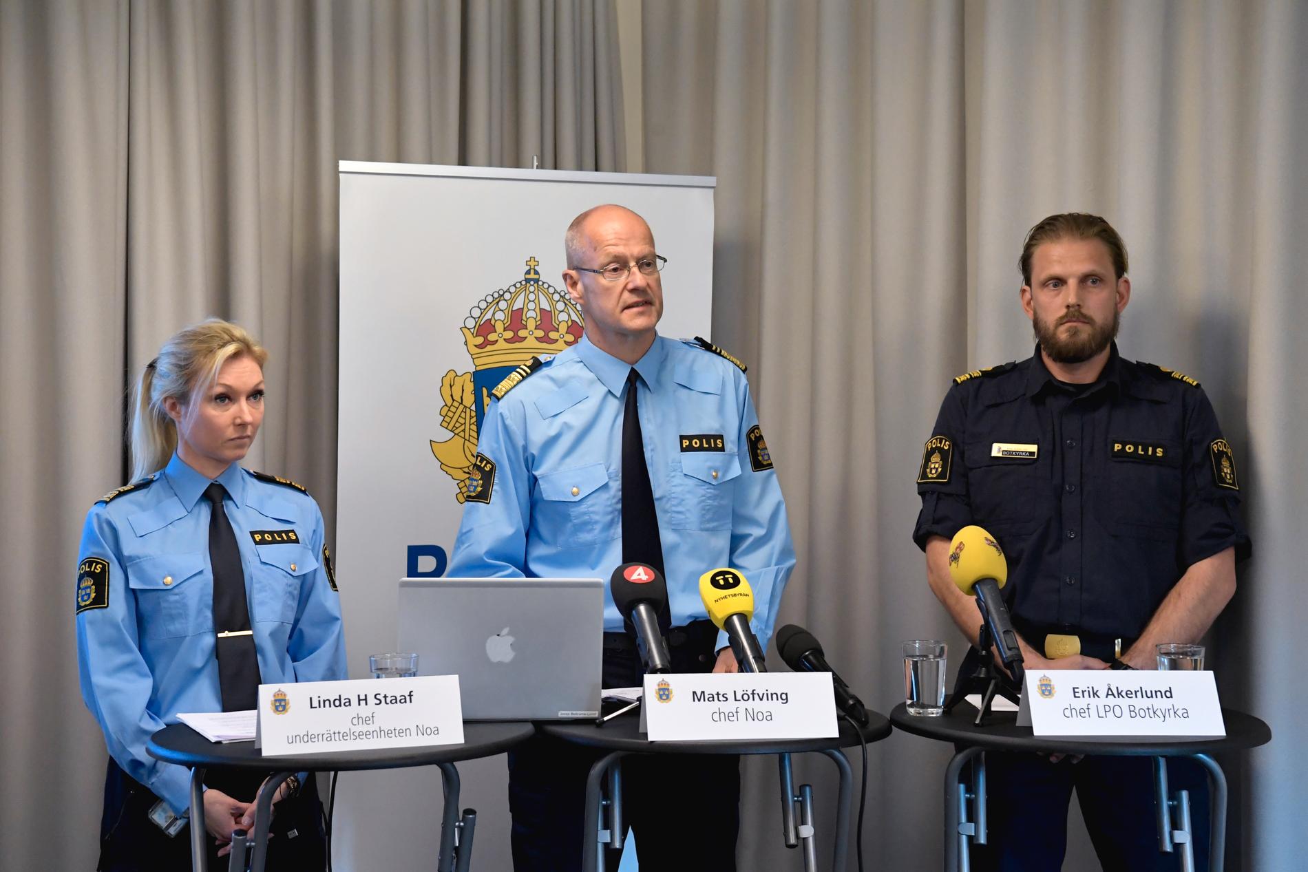 Linda H Staaf, chef för underrättsenheten Noa och Mats Löfving, chef för Noa tillsammans med Erik Åkerlund, chef lokalpolisområde Botkyrka, under en pressträff 2019.