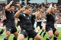 Förebilden? Dansen Haka utfördes oftast av krigare före en strid, där dansen visade upp deras styrka och mod och orden var till för att förolämpa motståndarna. Rugbylaget All Blacks från Nya Zeeland kör den alltid före en rugbymatch.