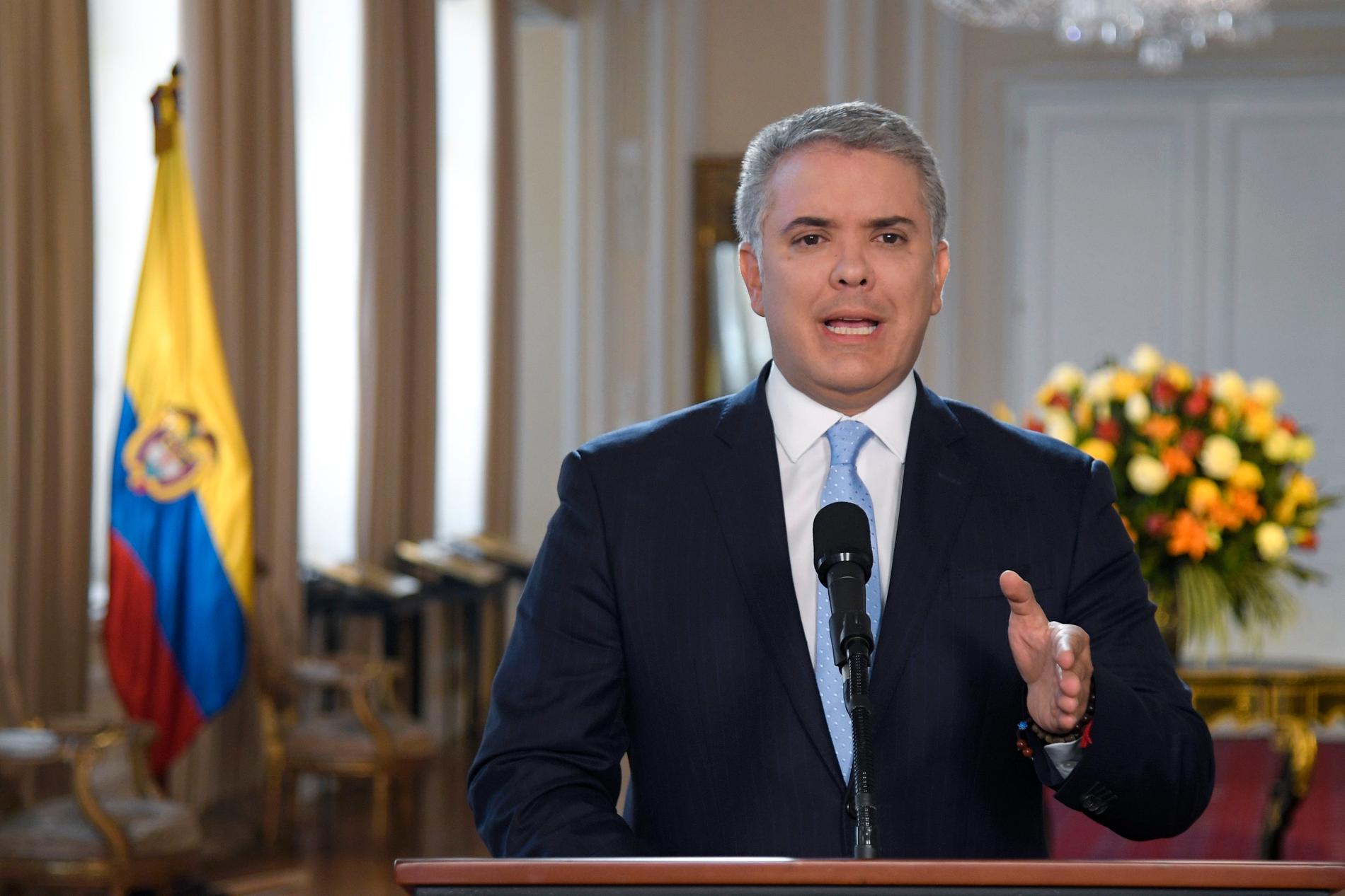 Colombias president Iván Duque utlovar en mångmiljonbelöning i jakten på tidigare Farc-medlemmar som hotar med en offensiv.