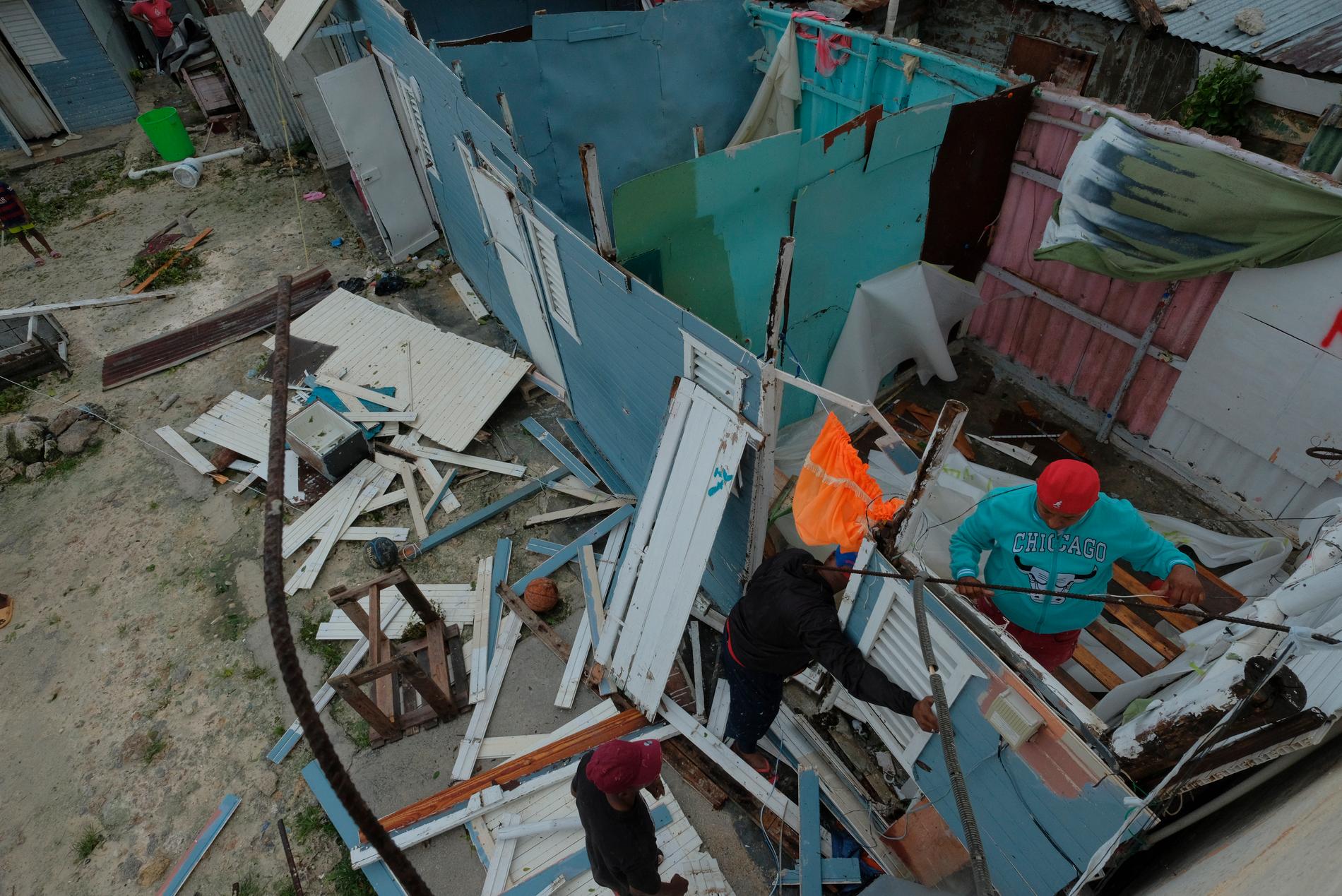 Invånare i Verón de Punta Cana i Dominikanska Republiken försöker ordna nya tak efter Fionas framfart.