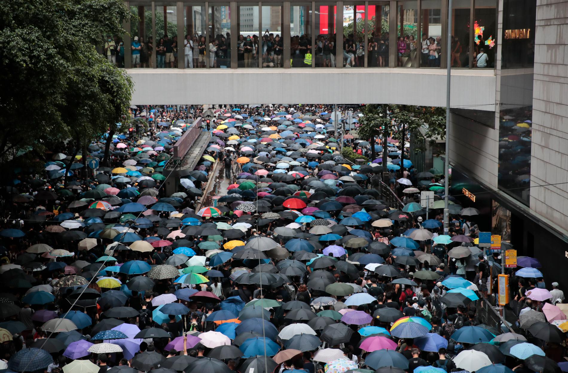 Tiotusentals trotsade lördagens demonstrationsförbud för att protestera på Hongkongs gator.
