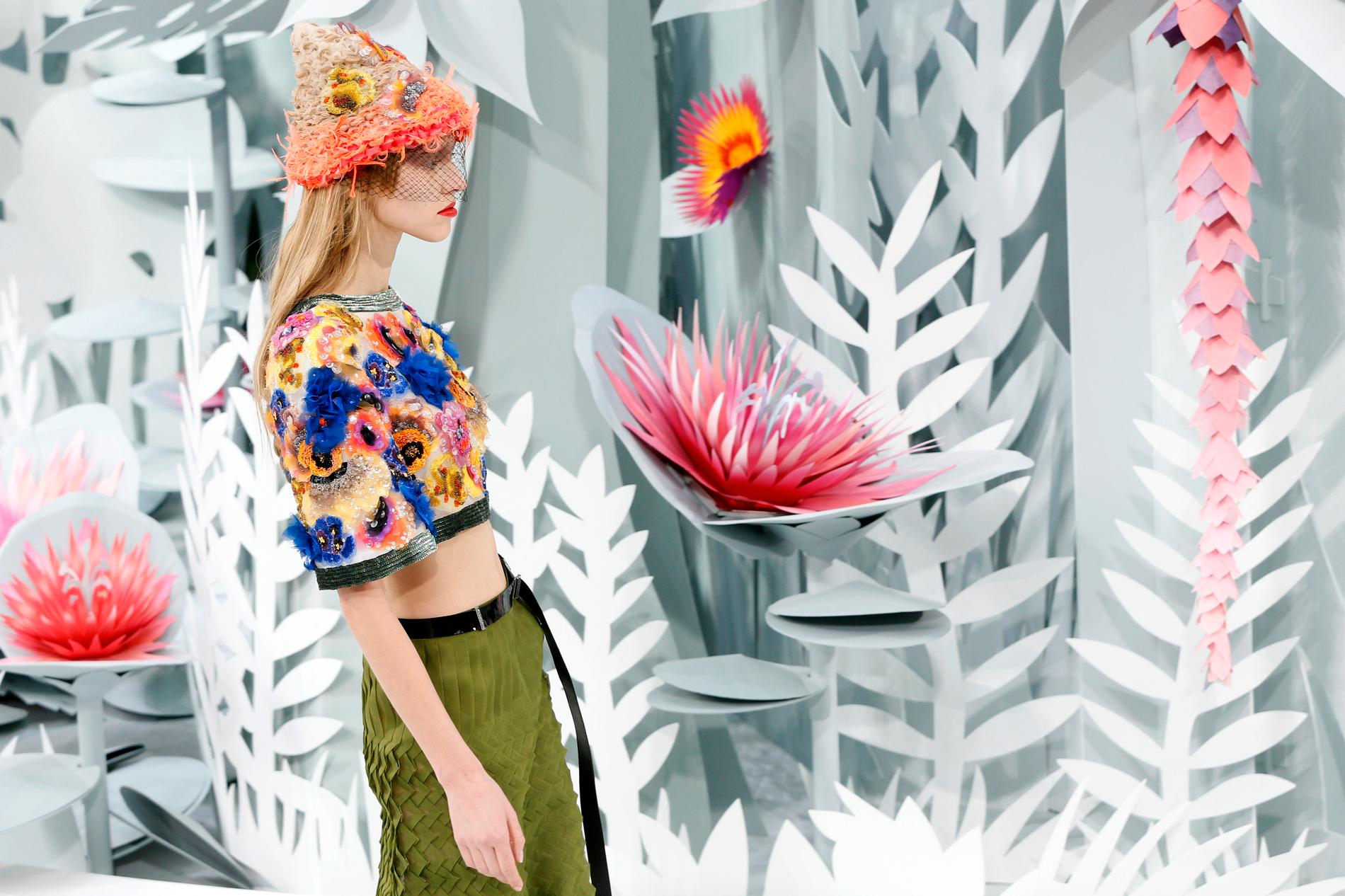 En modell visar upp Karl Lagerfelds kollektion för sommaren 2015 för modehuset Chanel.