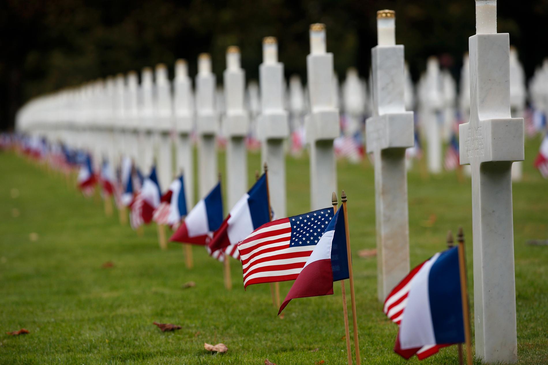 Amerikanska och franska flaggor vid krigskyrkogården i Meuse-Argonne. Här dog 26 000 amerikanska soldater under första världskriget, i vad som fortfarande är det enskilt blodigaste slaget i USA:s krigshistoria.