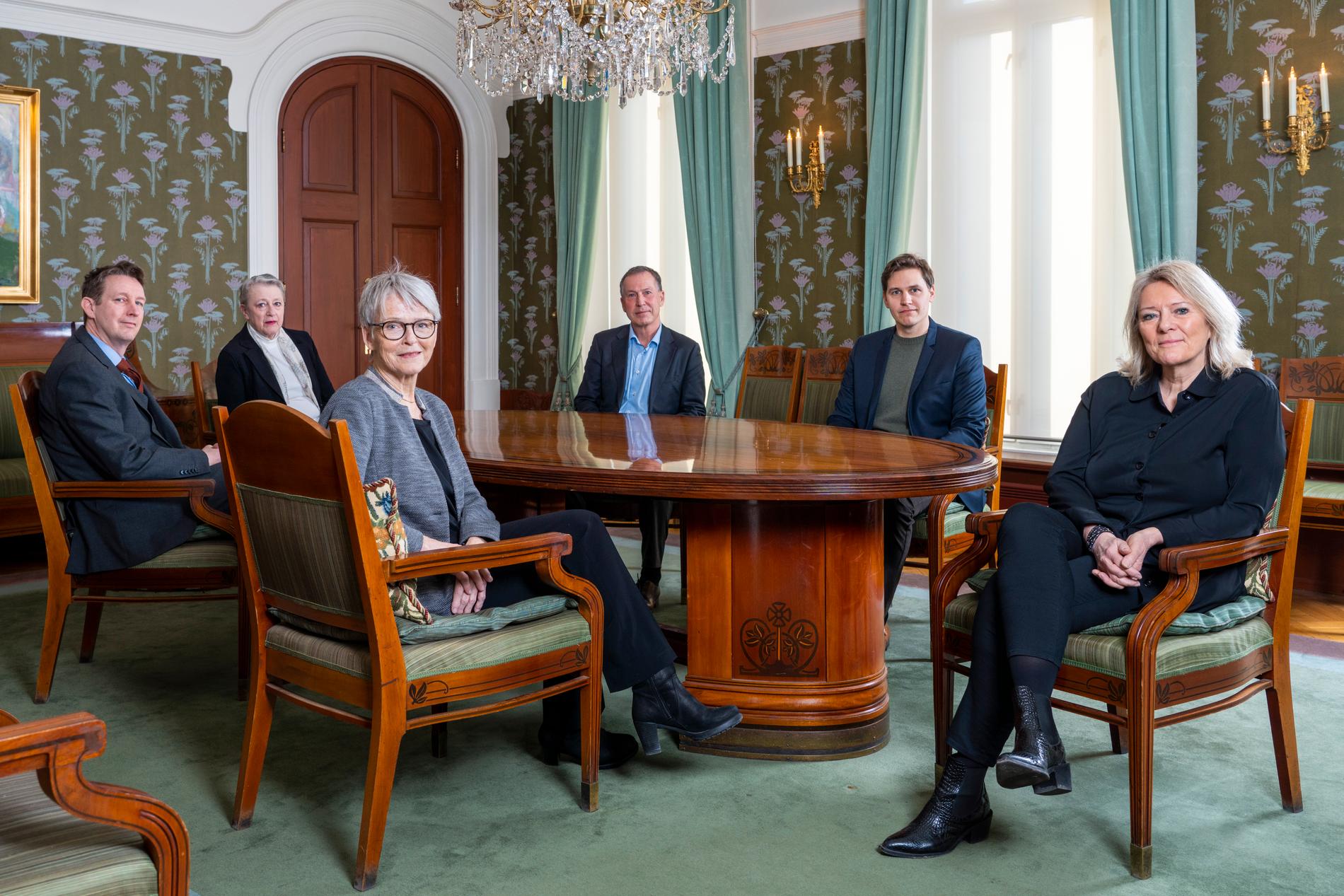 Här är kommittén som väljer vem som ska tilldelas Nobels fredspris. Från vänster Asle Toje, Berit Reiss-Andersen (ordförande), Anne Enger, Olav Njølstad (sekreterare), Jørgen Watne Frydnes och Kristin Clemet. Arkivfoto.