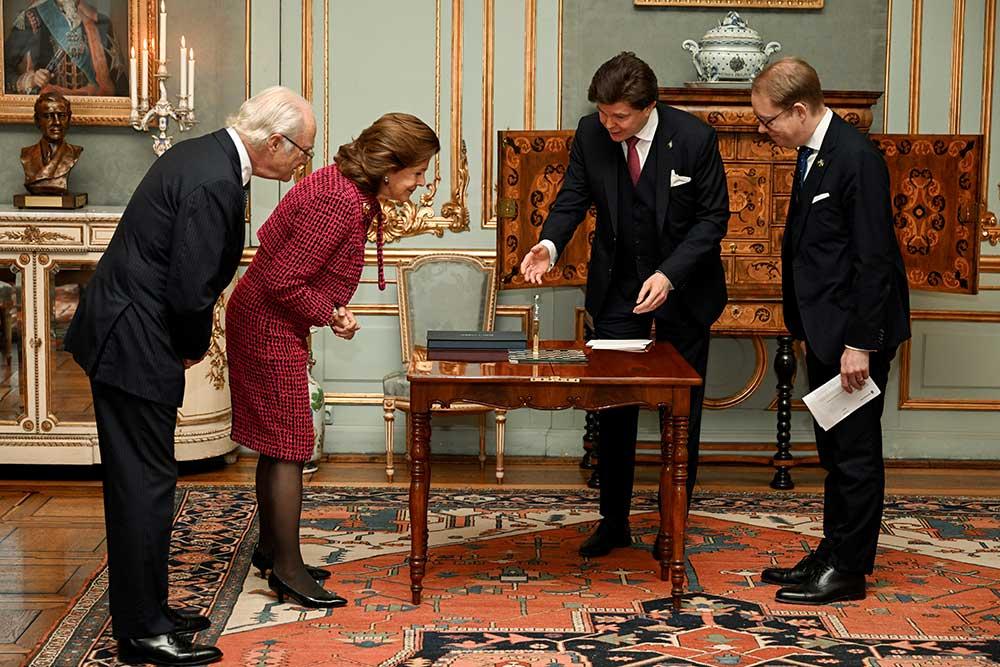 Utrikesminister Billström och talman Norlén lämnade över riksdagens och regeringens födelsedagsgåva till drottningen. 