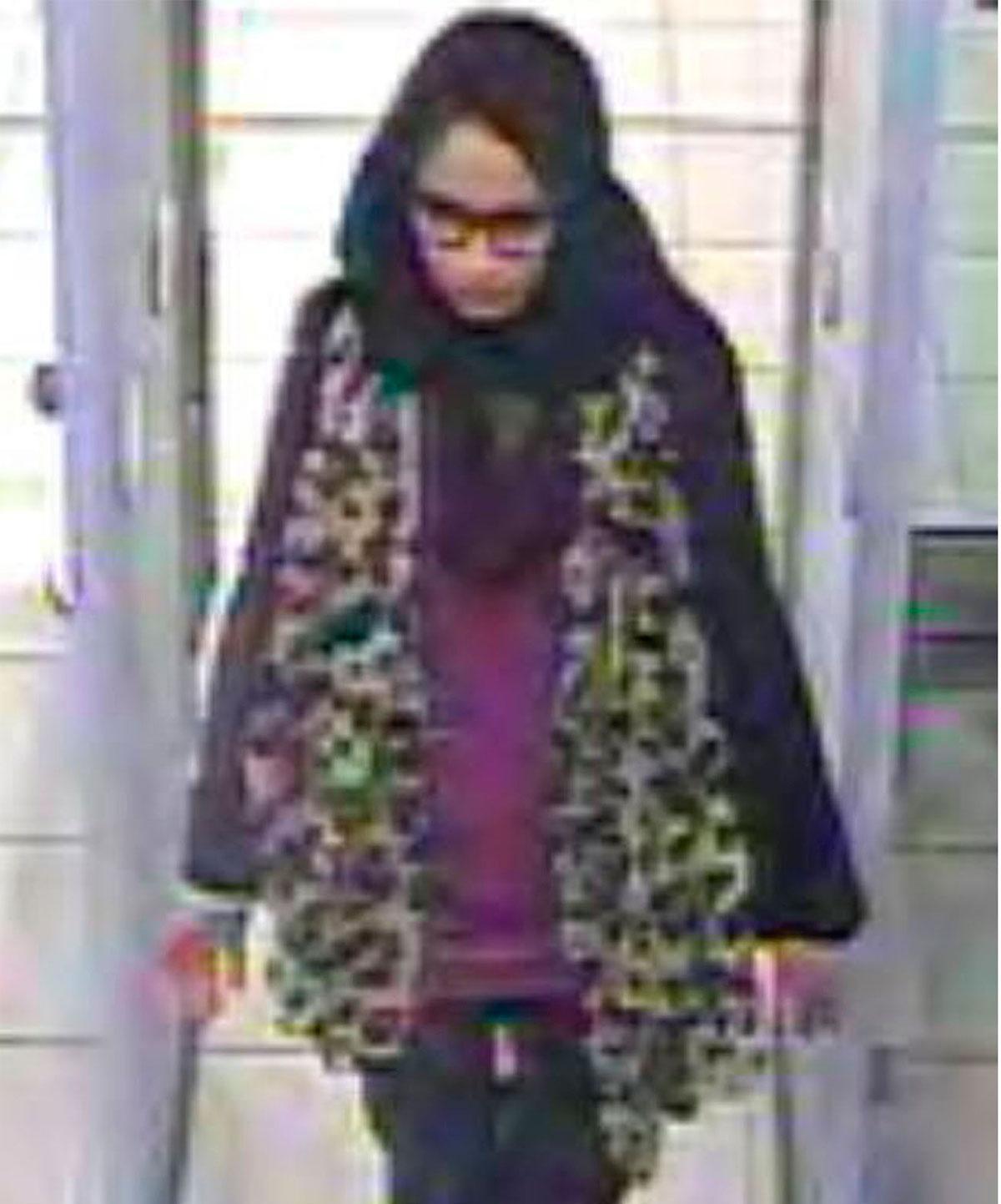 Shamima Begum fångades på övervakningskamera när hon lämnade Storbritannien 2015.
