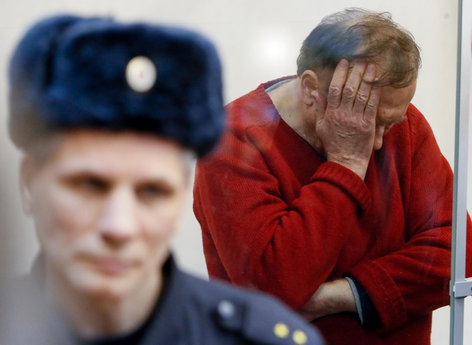 Den misstänkte 63-årige mannen inför ett domstolsförhör i S:t Petersburg i måndags.