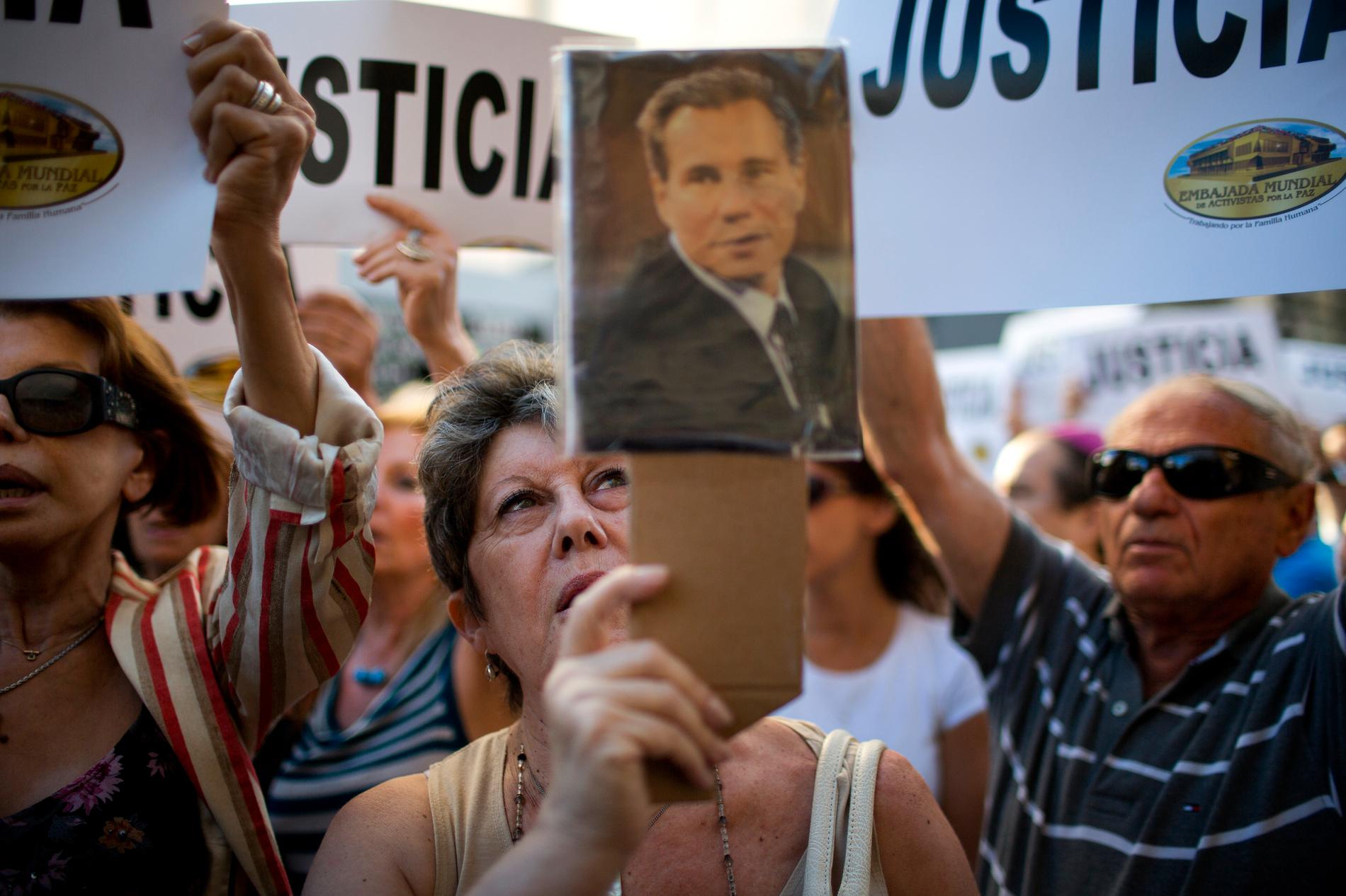”Det här skulle kunna bli min död”, sa Alberto Nisman, 51, när han släppte en rapport där han anklagade landets president Cristina Fernández de Kirchner och andra tjänstemän för att ha tystat ner och dolt Irans inblandning i AMIA-attentatet 1994 – det värsta terrordådet i Argentinas historia.
Dagen efter – 17 januari – hittades han skjuten i huvudet i badrummet i sin bostad.
Bara timmar senare skulle åklagaren ha presenterat sina anklagelser mot presidenten inför landets nationalkongress.