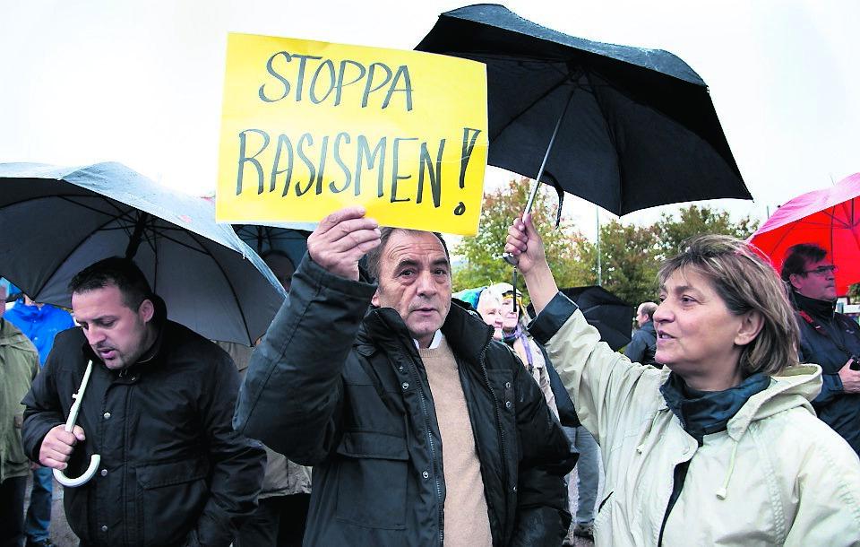 GRÄSTORP PÅ FÖTTER I går samlades cirka 500 personer i Grästrop för att protestera mot att det nazistkopplade Svenskarnas parti har fått ett mandat i kommunfullmäktige. Skenoler Tarovski gjorde sin ståndpunkt klar.