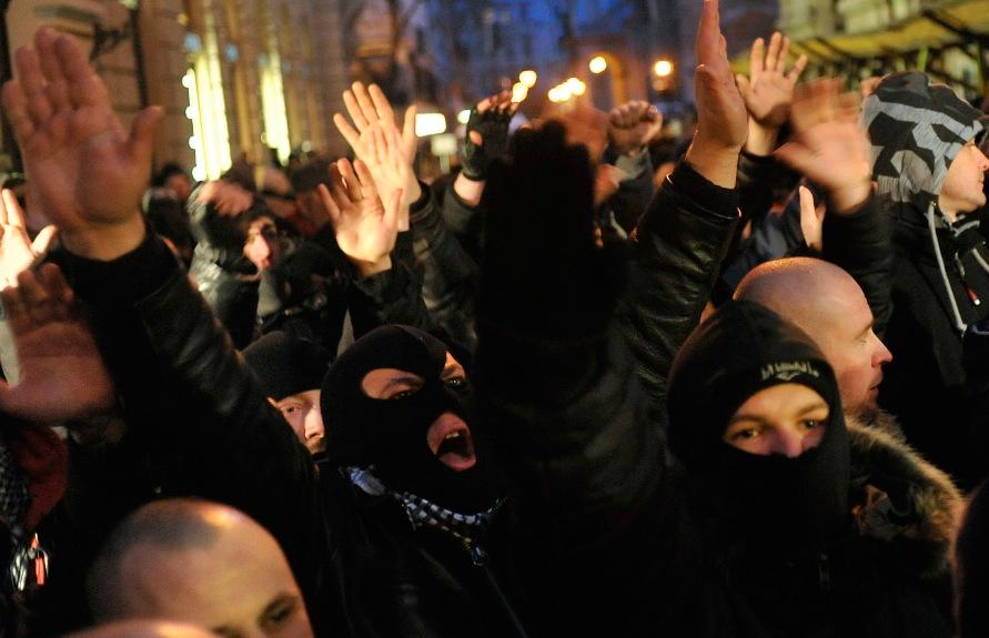 Tredje största parti Anhängare av det ungerska extremistpartiet Jobbik protesterar i Budapest. I måndags föreslog Márton Gyöngyösi från partiet att listor på judar som är en ”nationell säkerhetsrisk” borde upprättas.